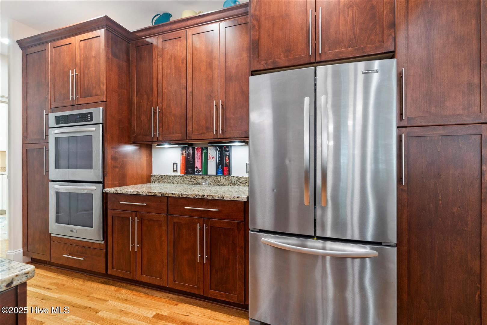 100518615 | Photo 25