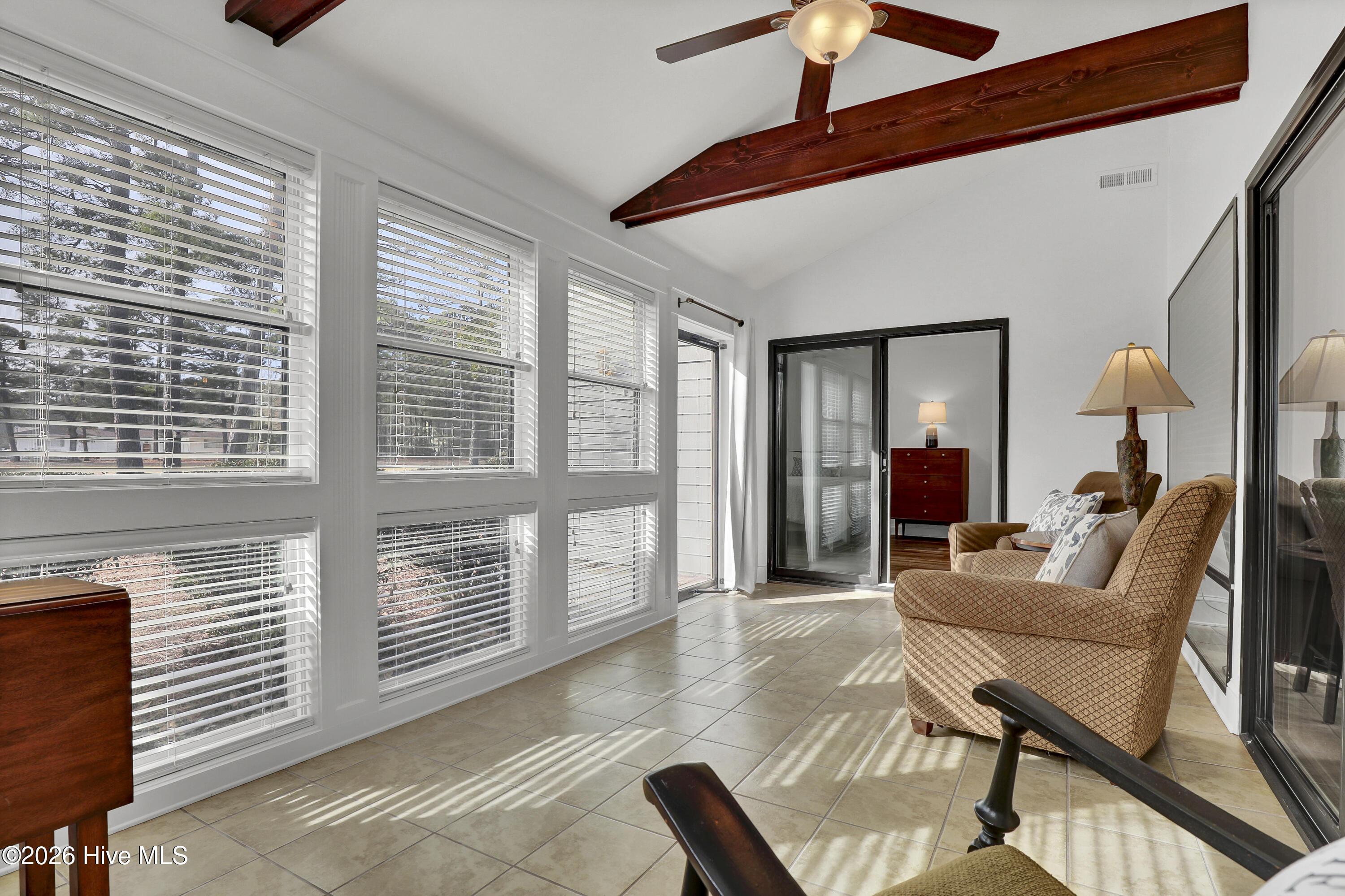 100549280 | Photo 19