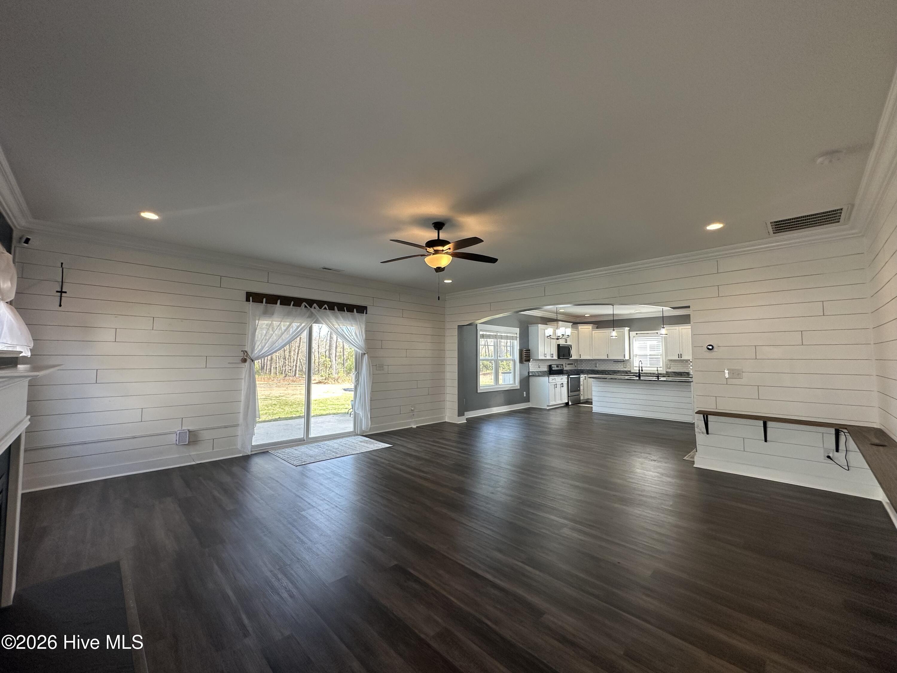 100559148 | Photo 16