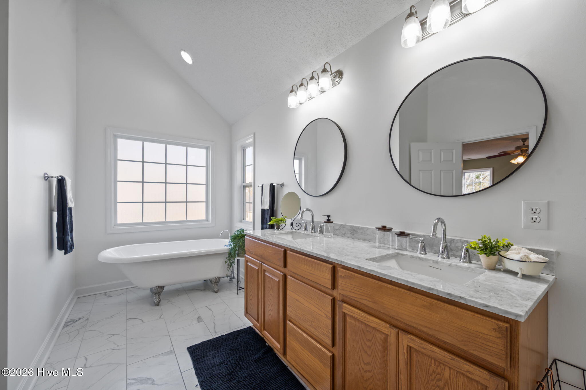 100547961 | Photo 23