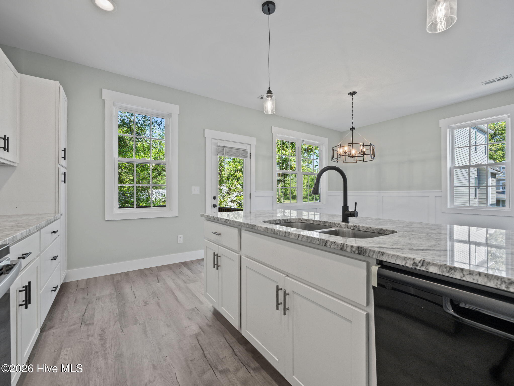 100566341 | Photo 44