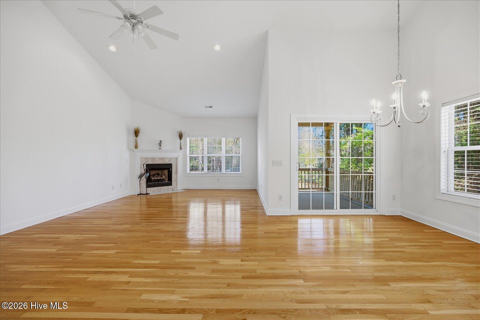 100564085 | Photo 14