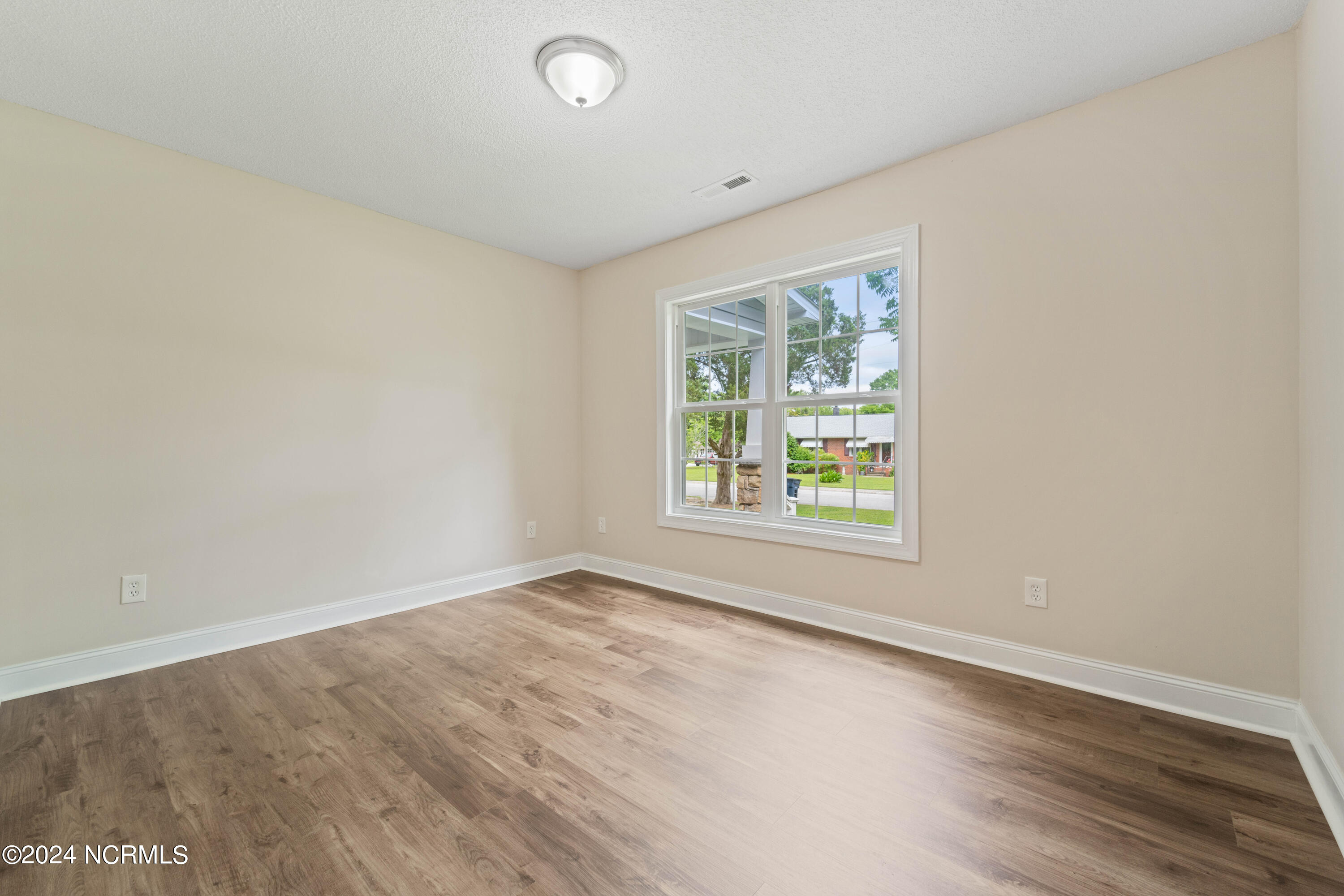 100562188 | Photo 13