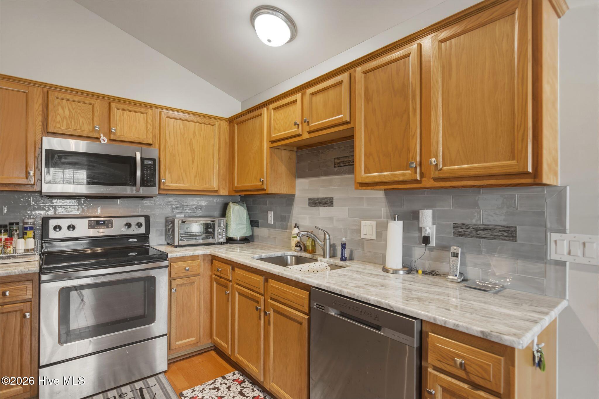 100562686 | Photo 16