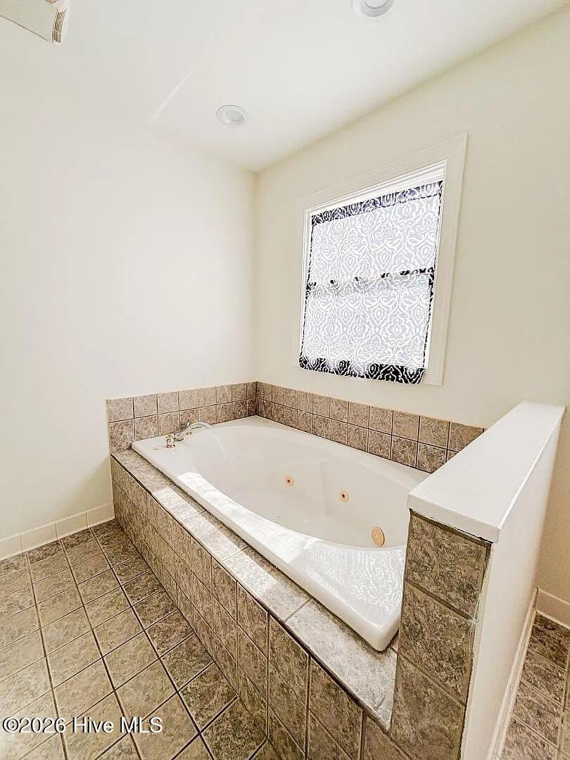 100570662 | Photo 23