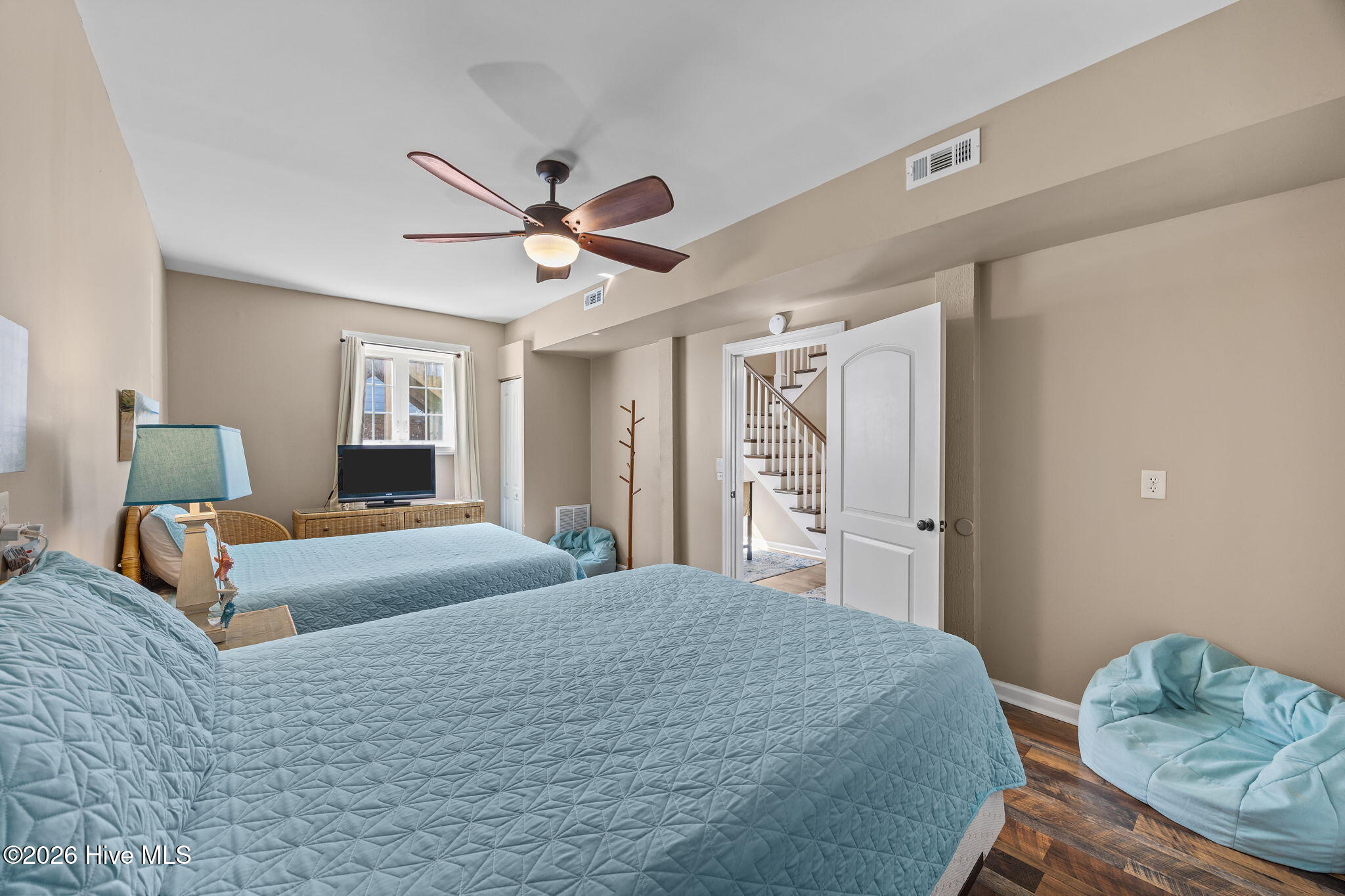 100559342 | Photo 38