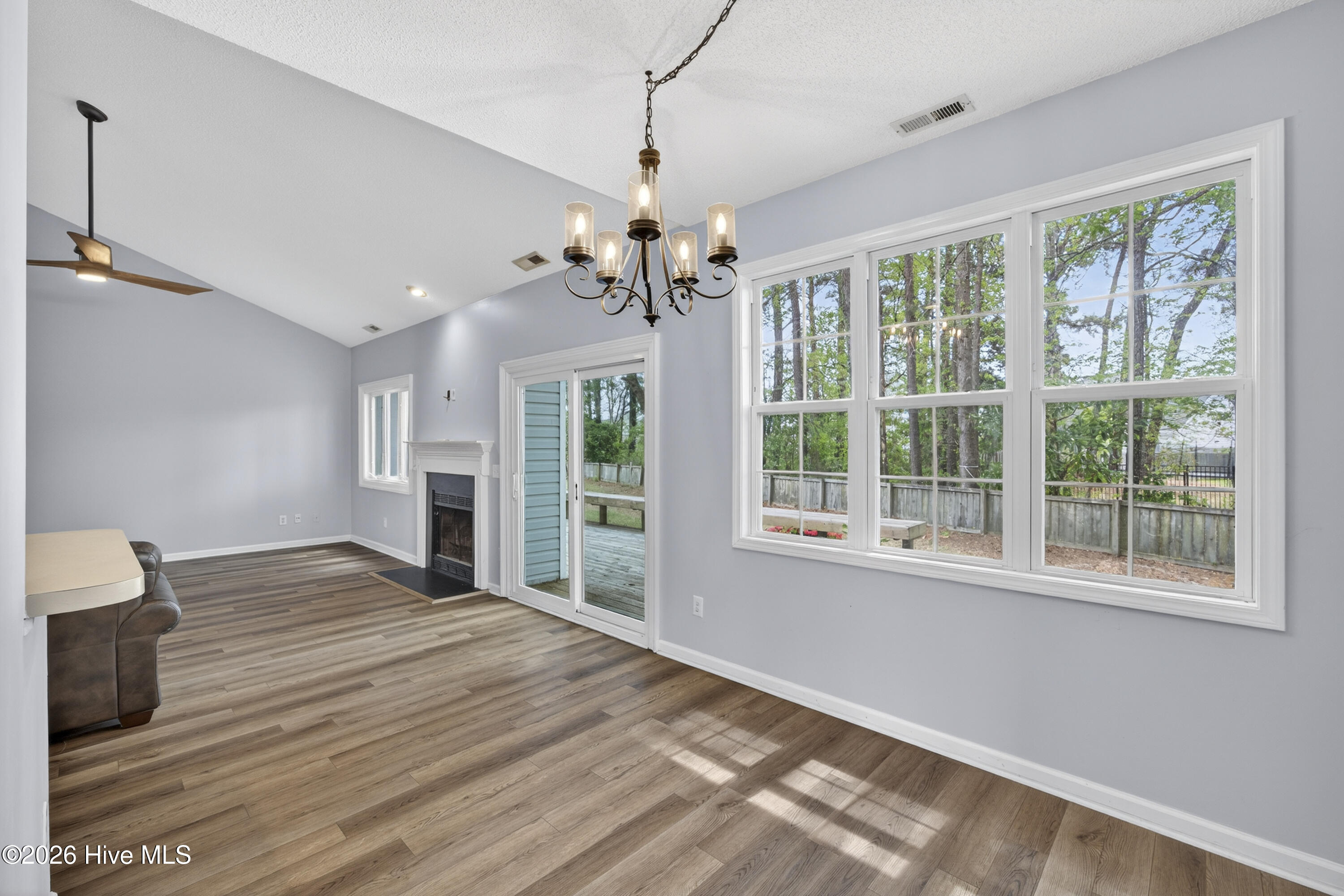 100565929 | Photo 22