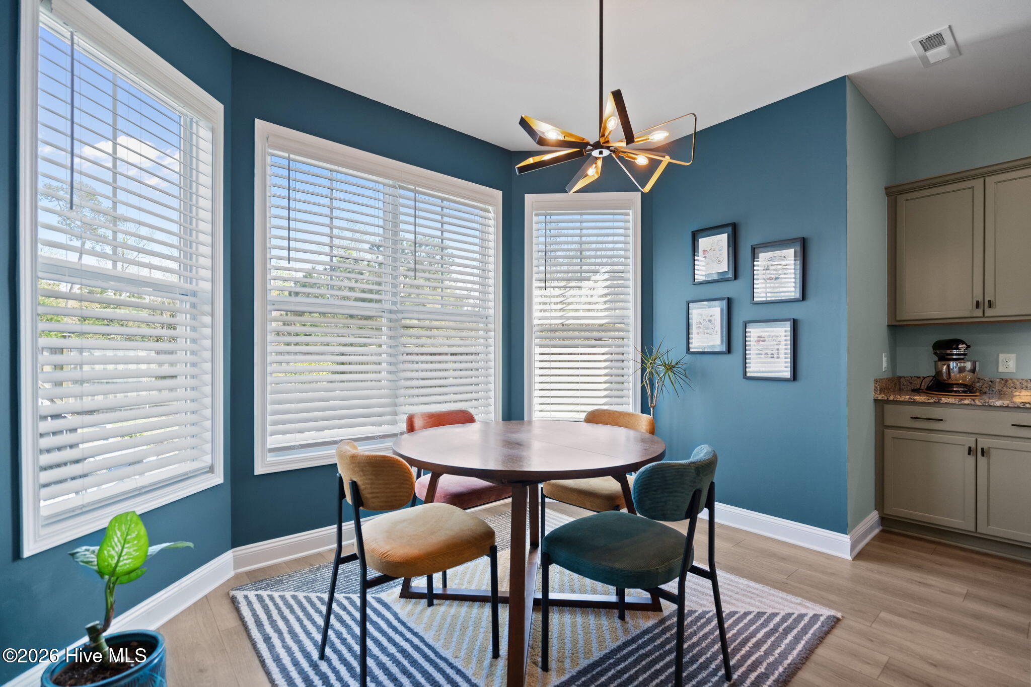 100562615 | Photo 16