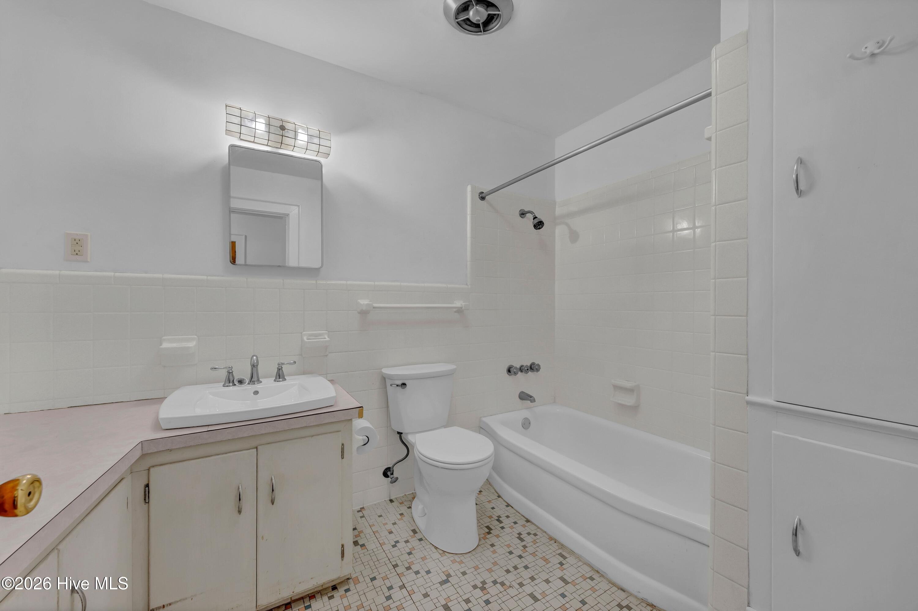 100560709 | Photo 23