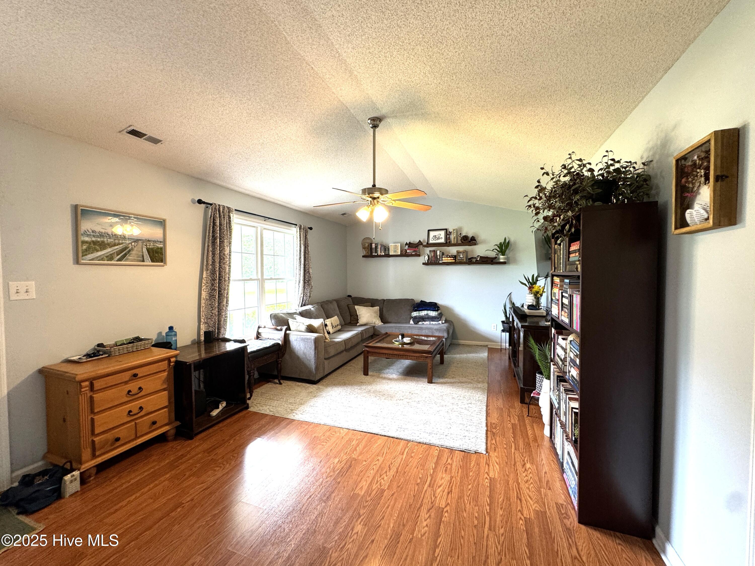 20250807_190220467_iOS