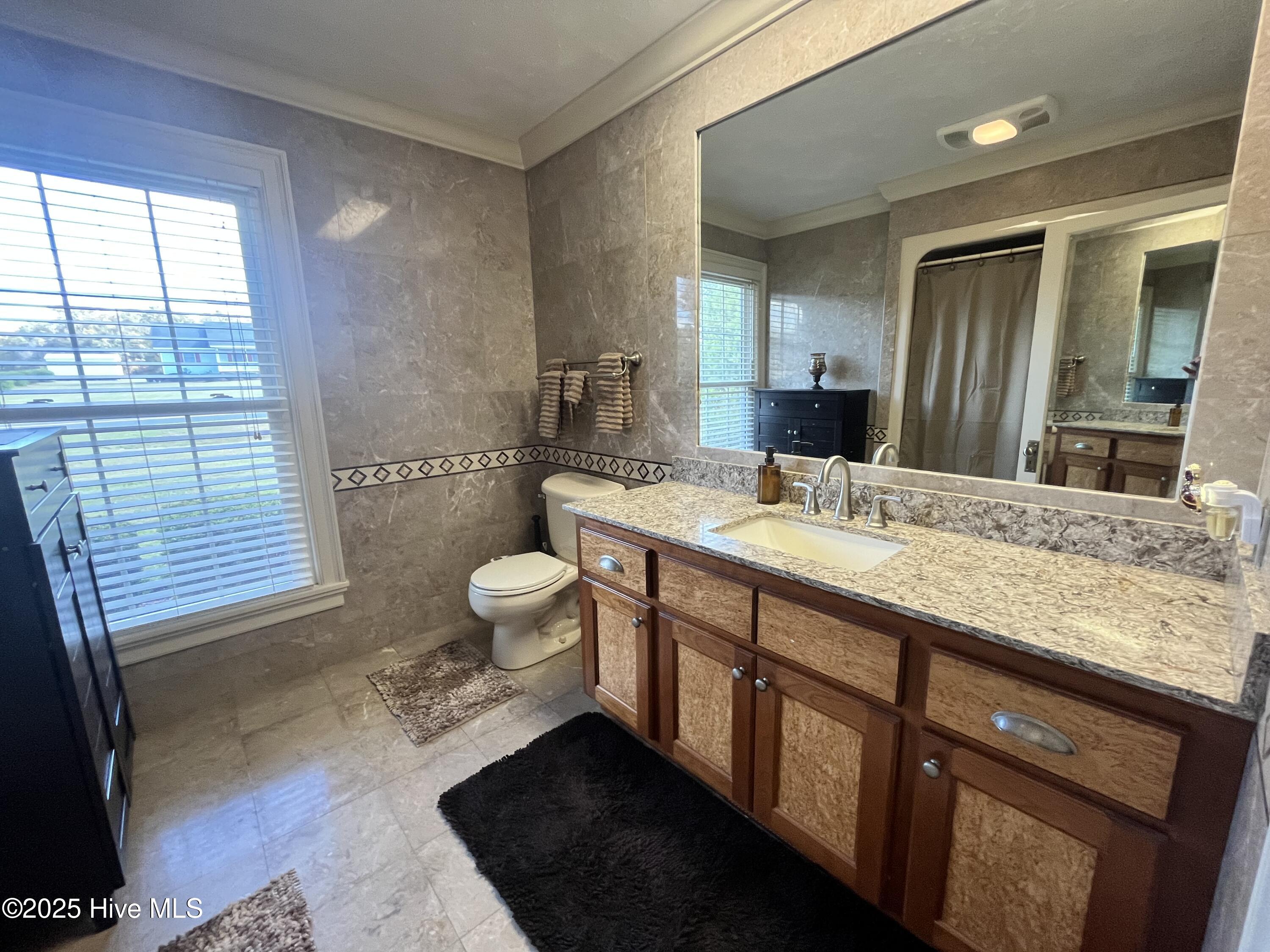 100540305 | Photo 12