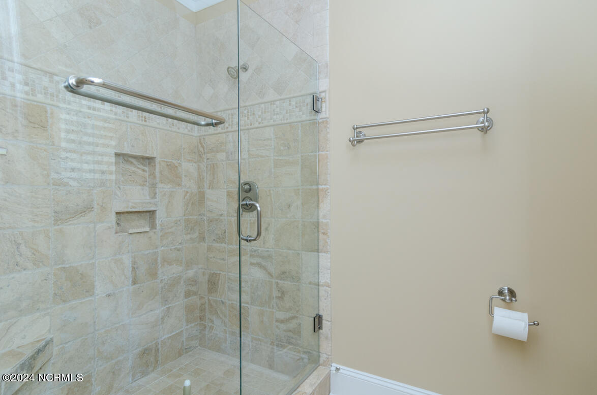 100549238 | Photo 18