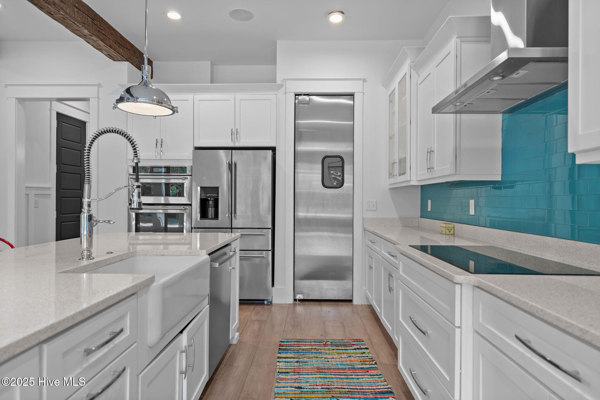 100532333 | Photo 19