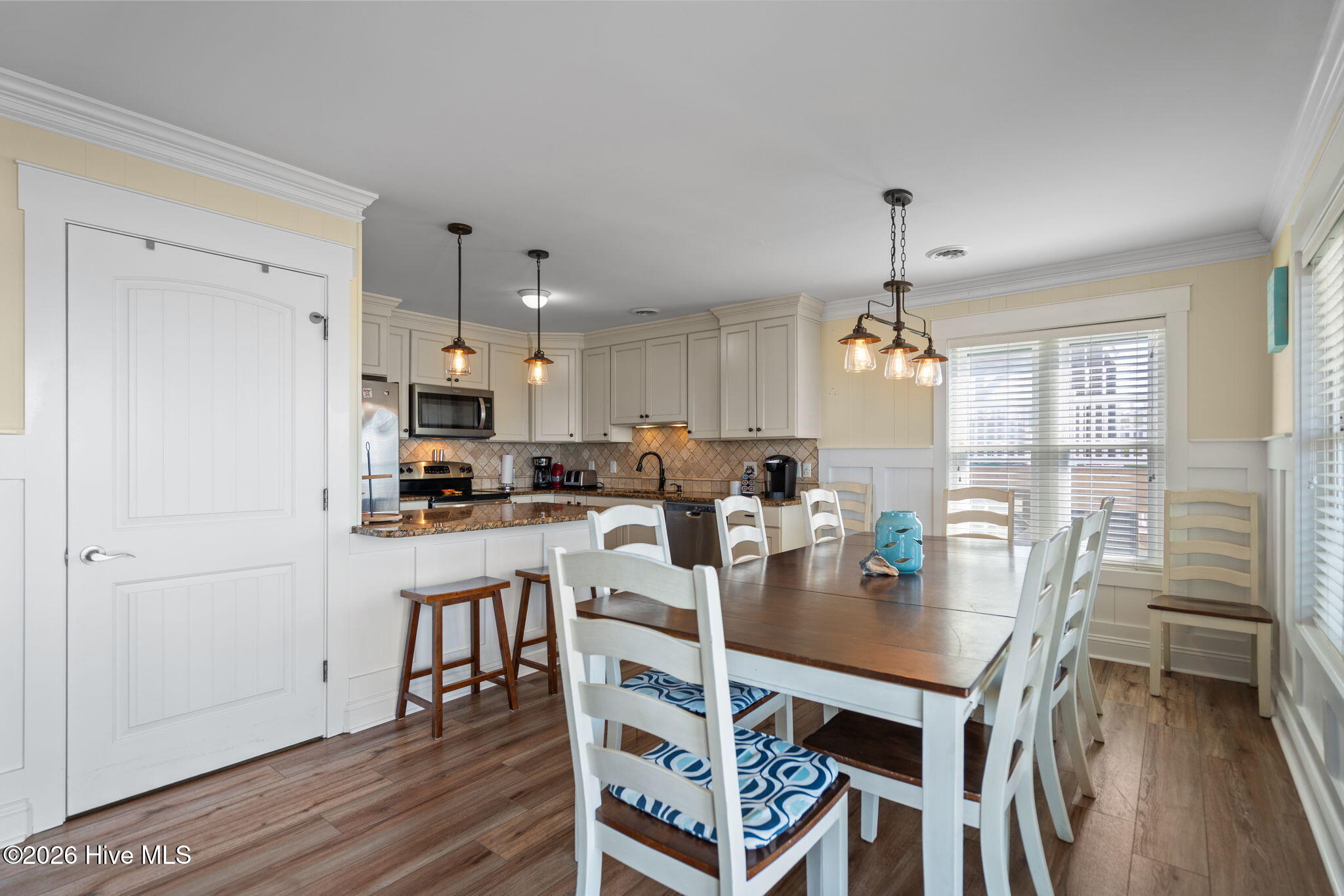 100568045 | Photo 19