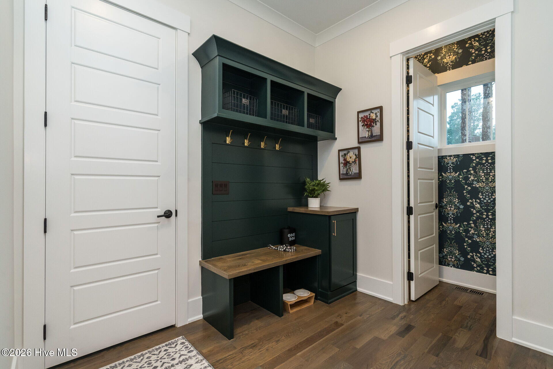 027-1920x1080-drop-zone-and-half-bath
