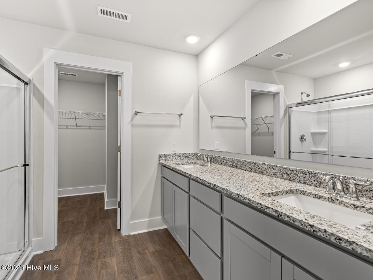 100549147 | Photo 17