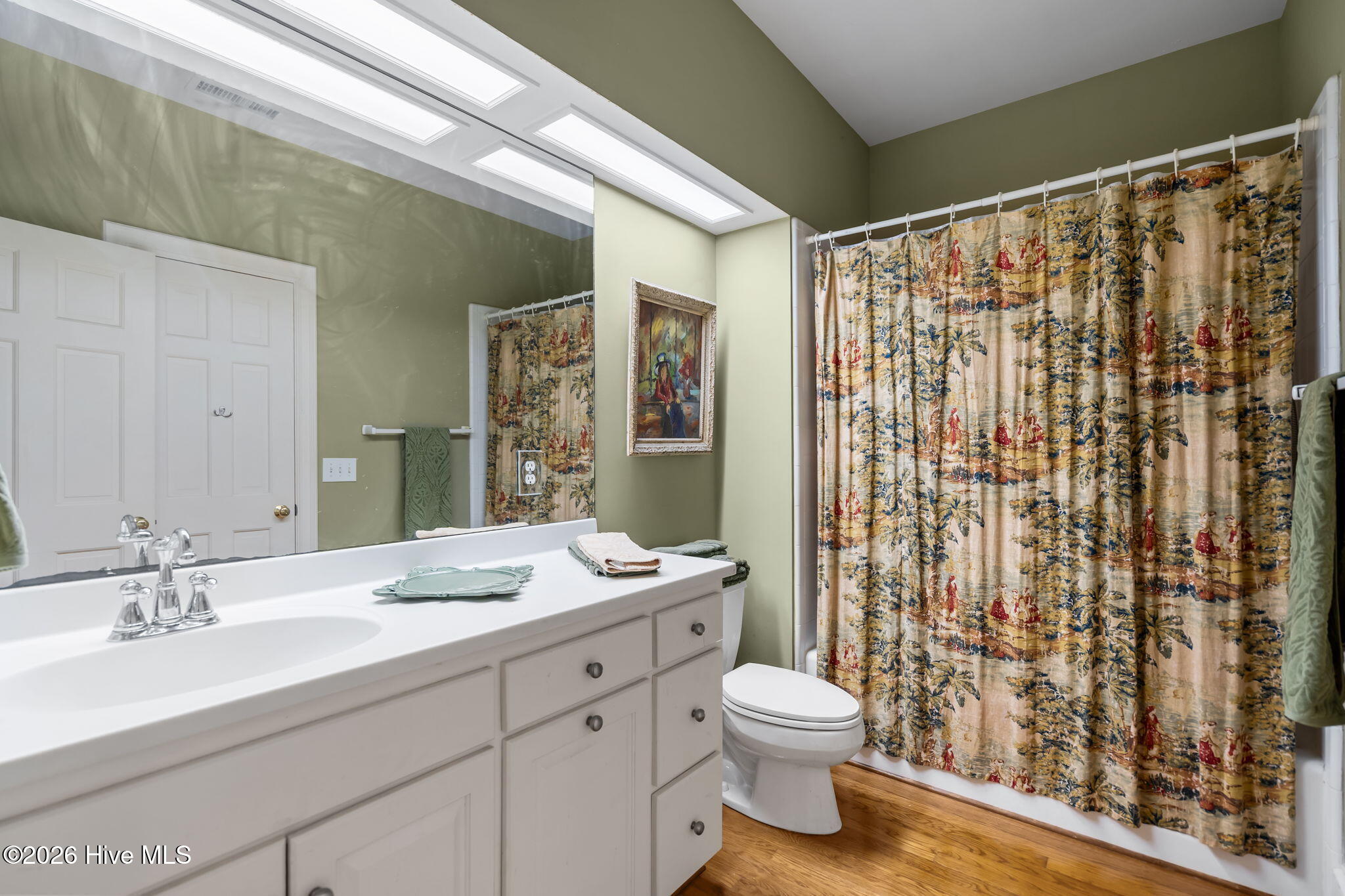 100570294 | Photo 40