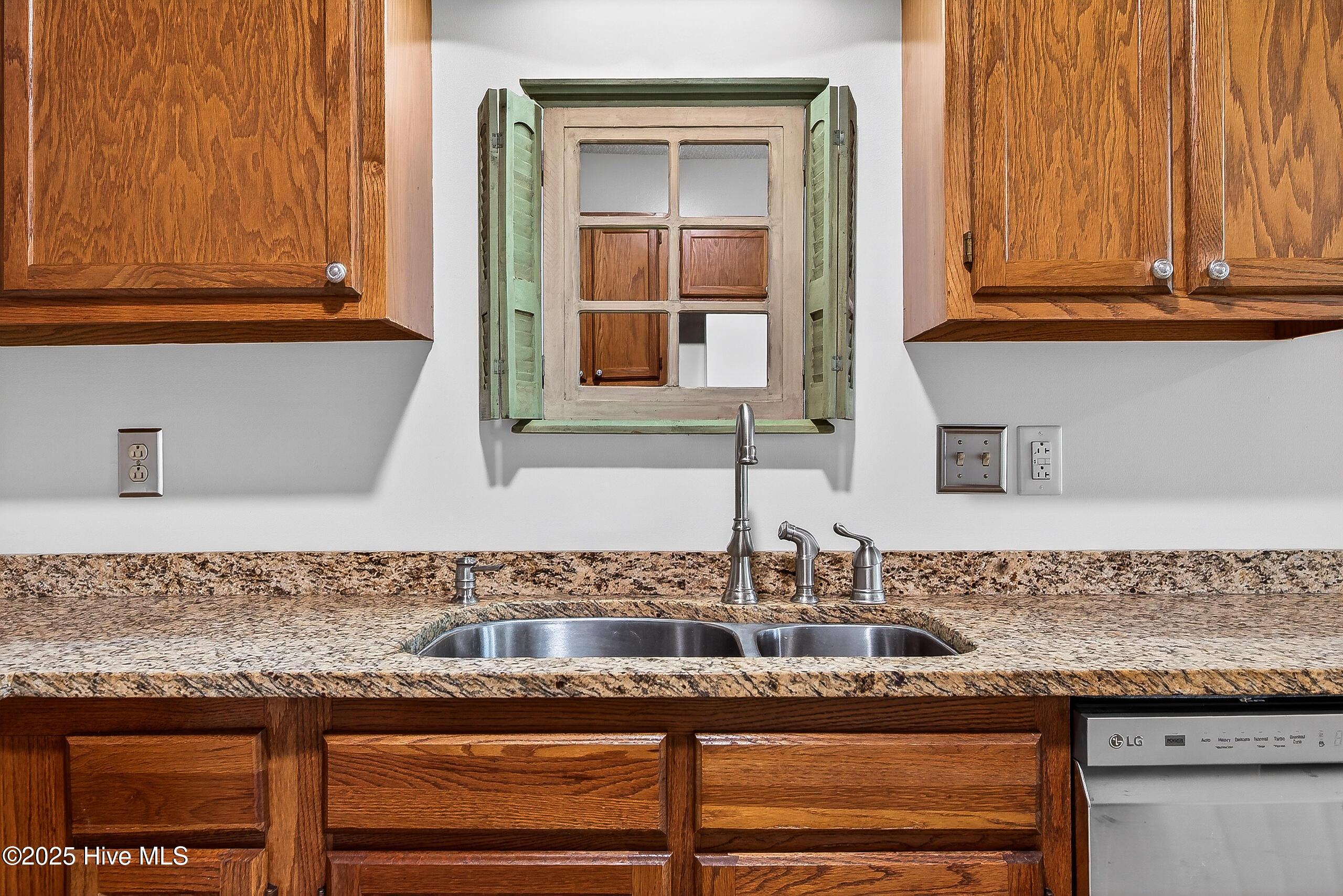 100545266 | Photo 12