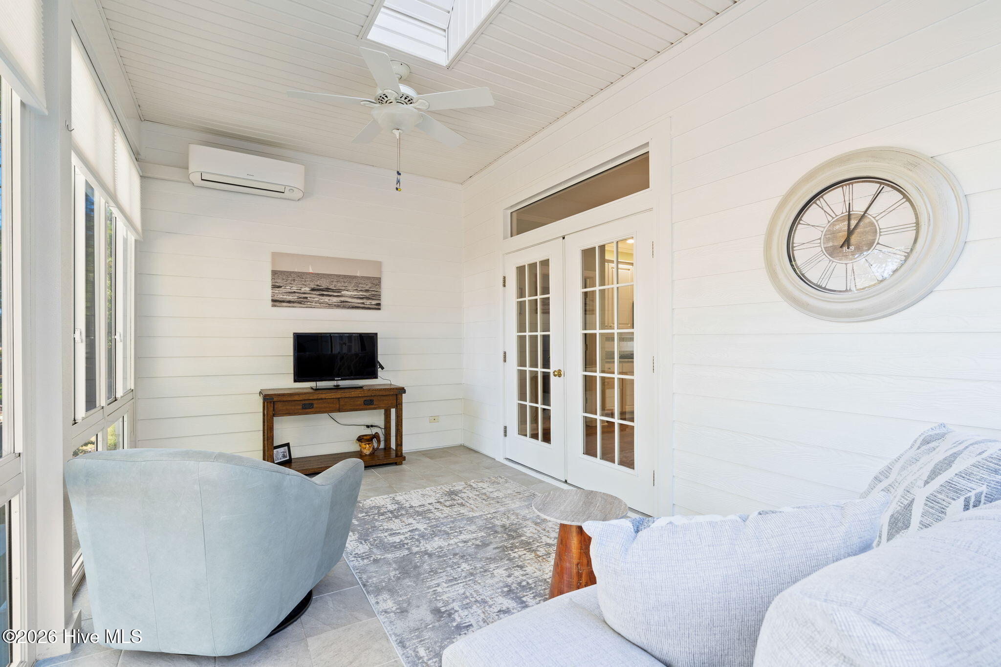 100548077 | Photo 37