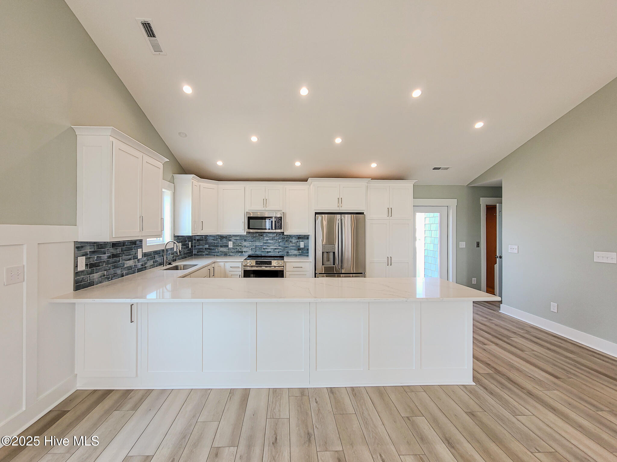 100517147 | Photo 11