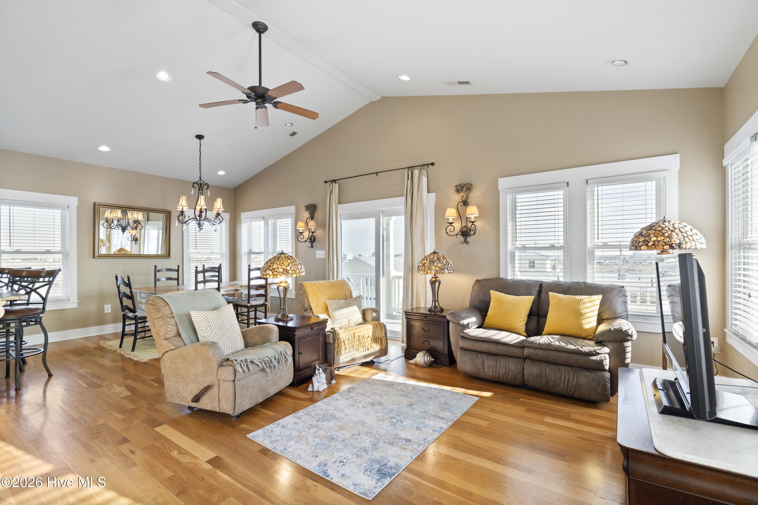 100555944 | Photo 33