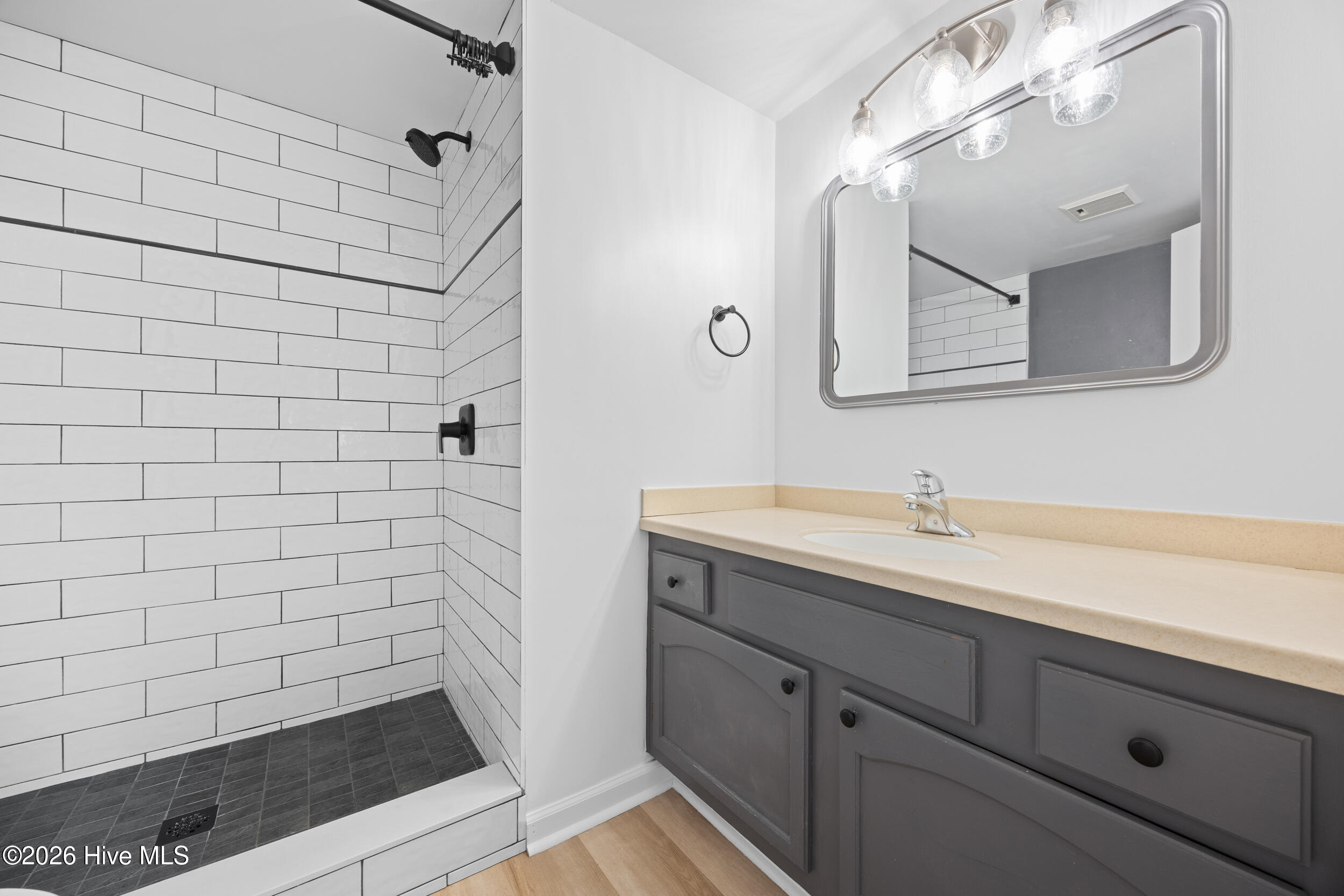 100557067 | Photo 12