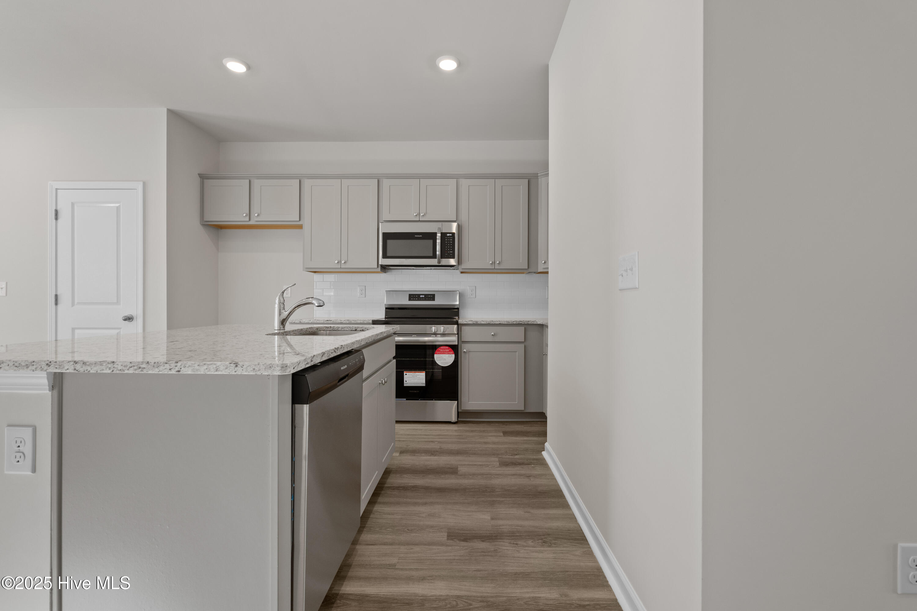 100536968 | Photo 15