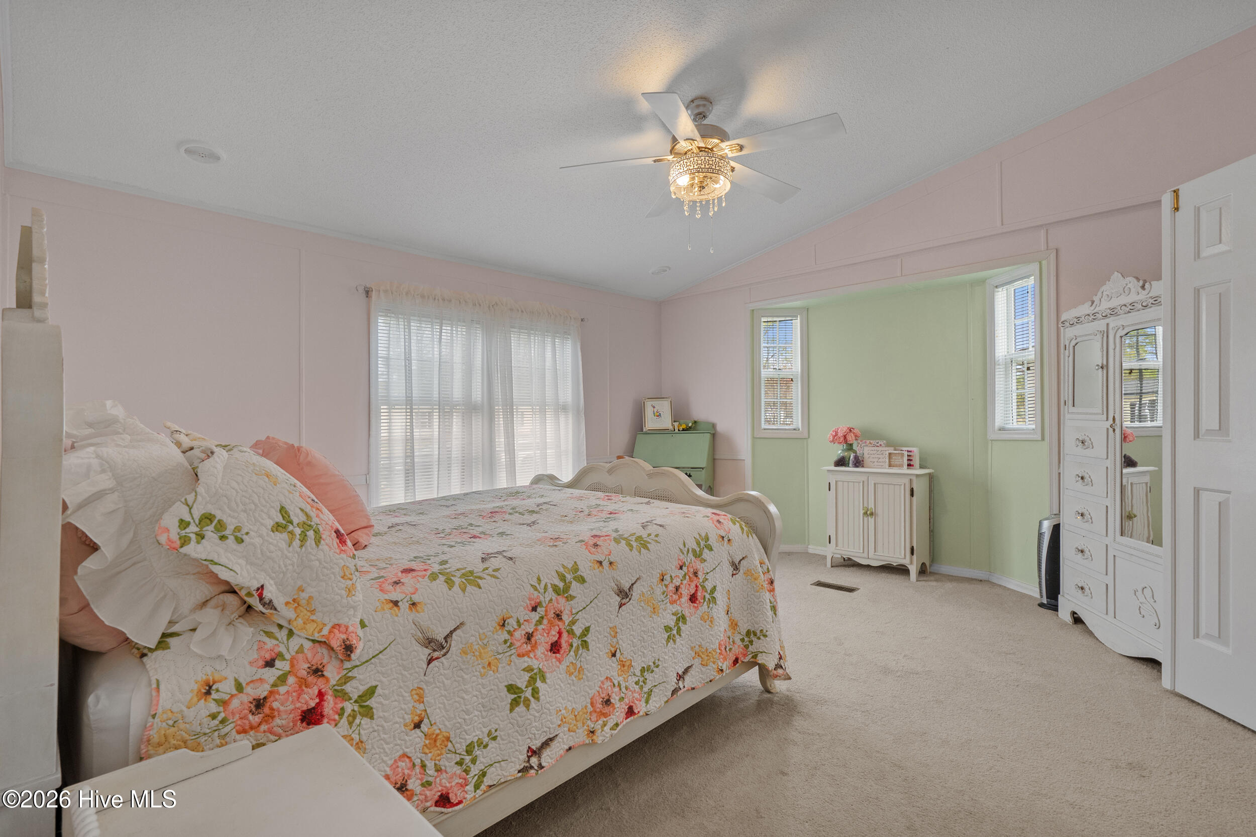 100562690 | Photo 20