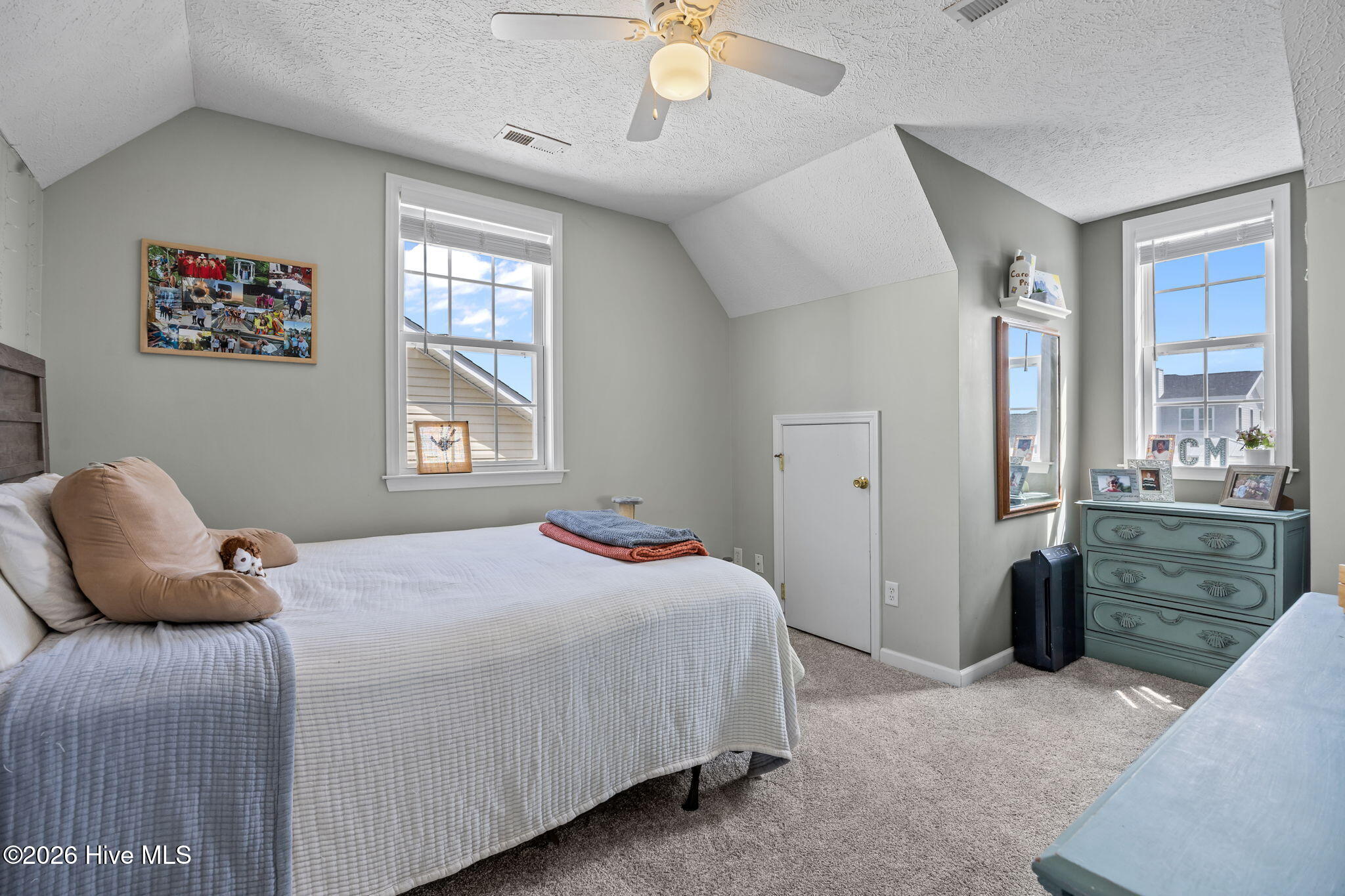 100566425 | Photo 23