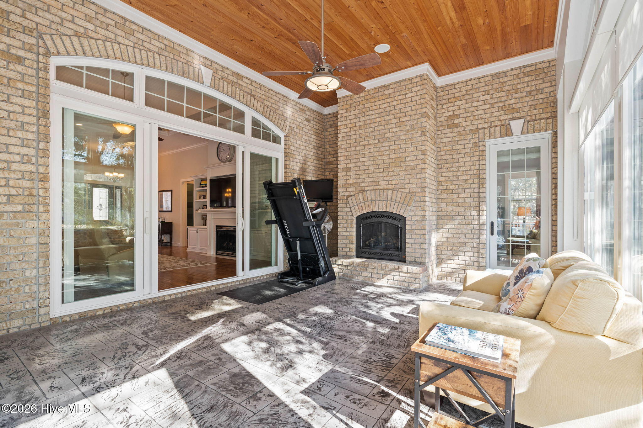 100553770 | Photo 18