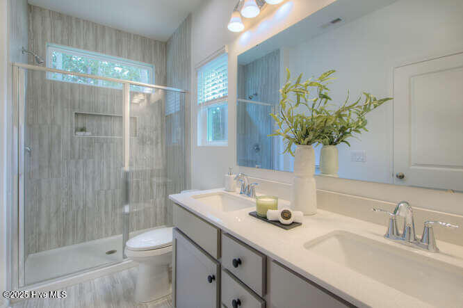 100525166 | Photo 15