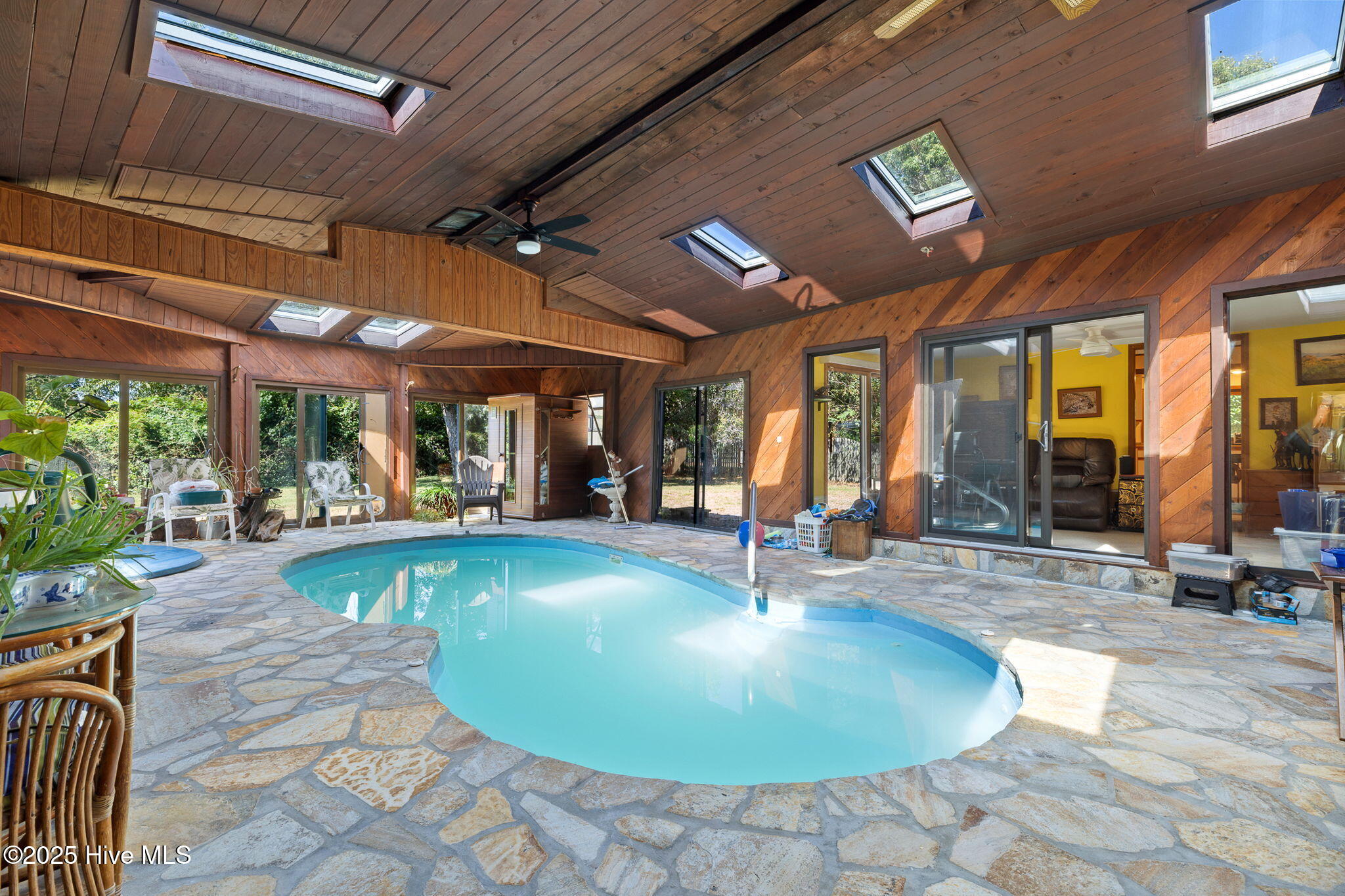 100531930 | Photo 52