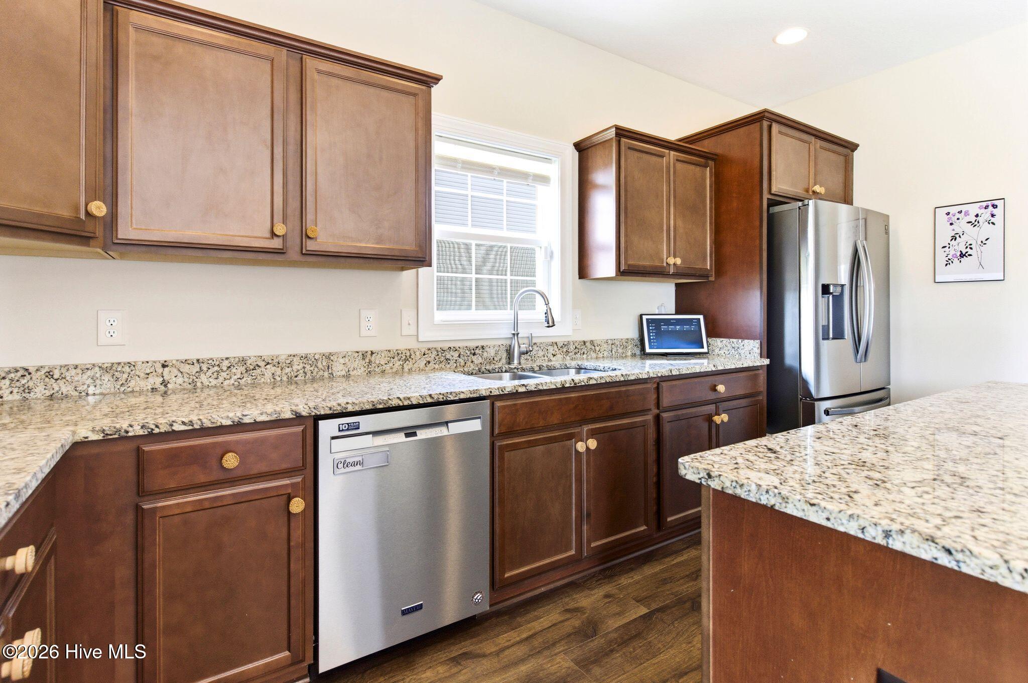 100563998 | Photo 24