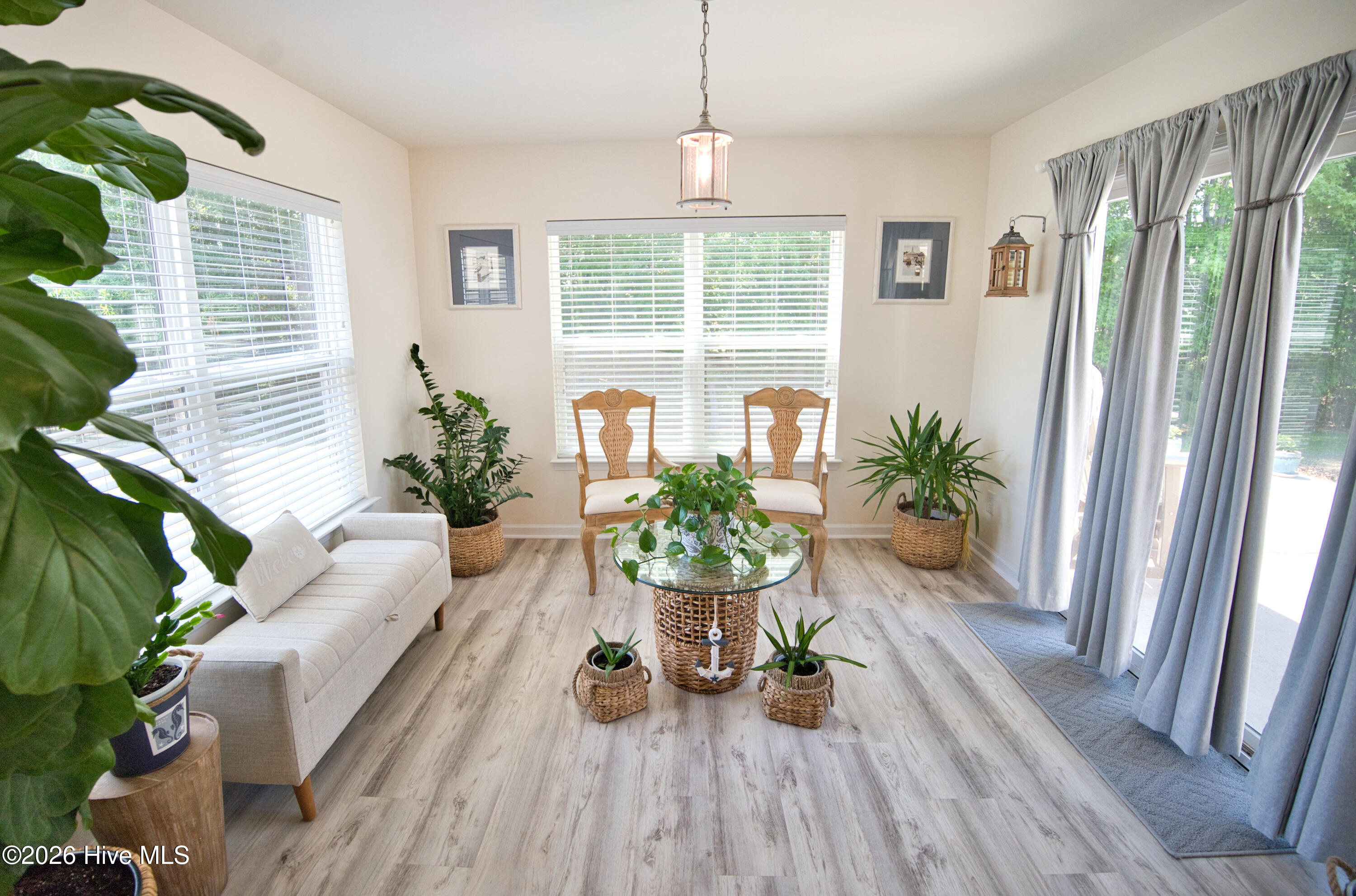 100569889 | Photo 30