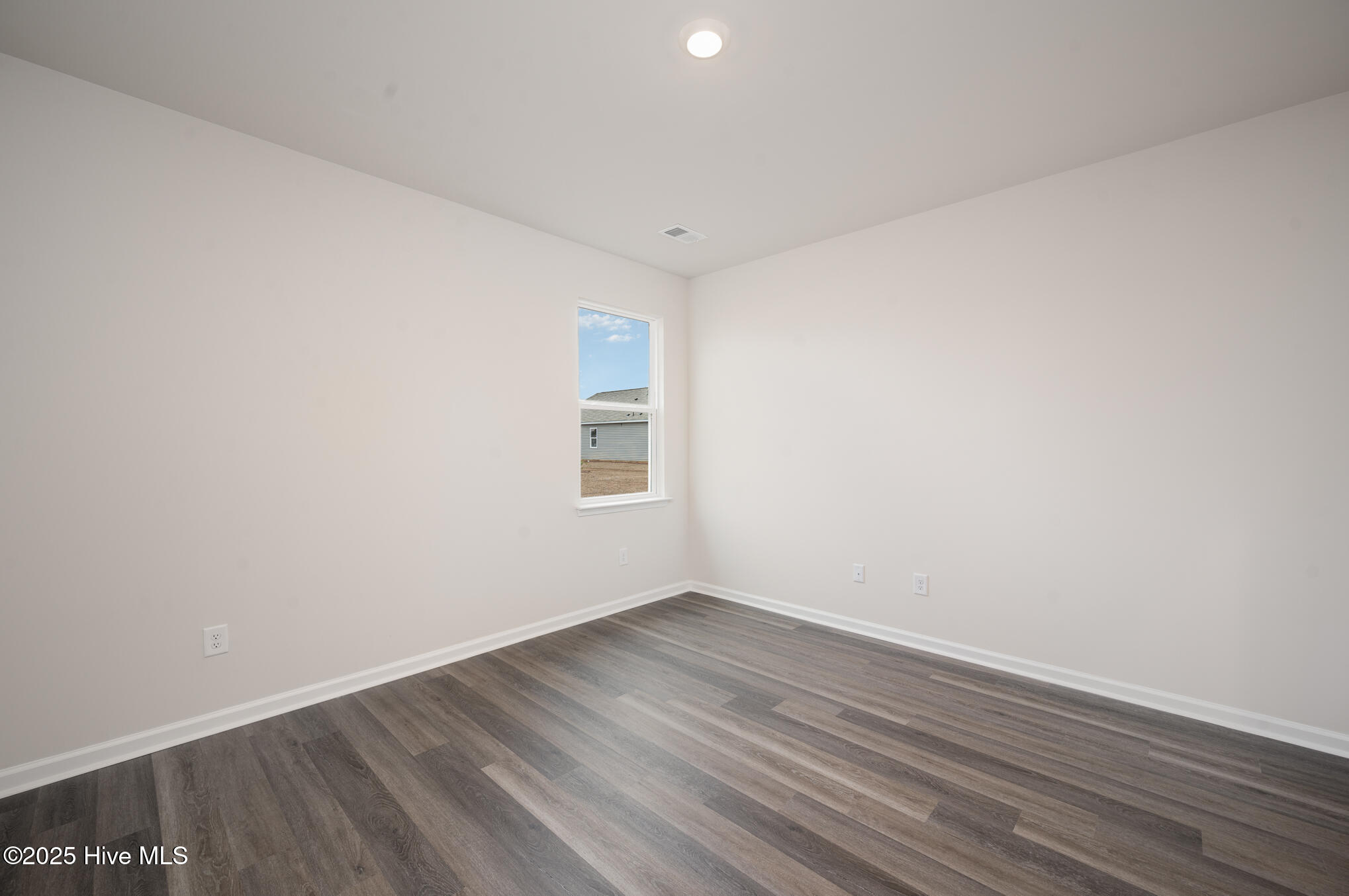 100527683 | Photo 11