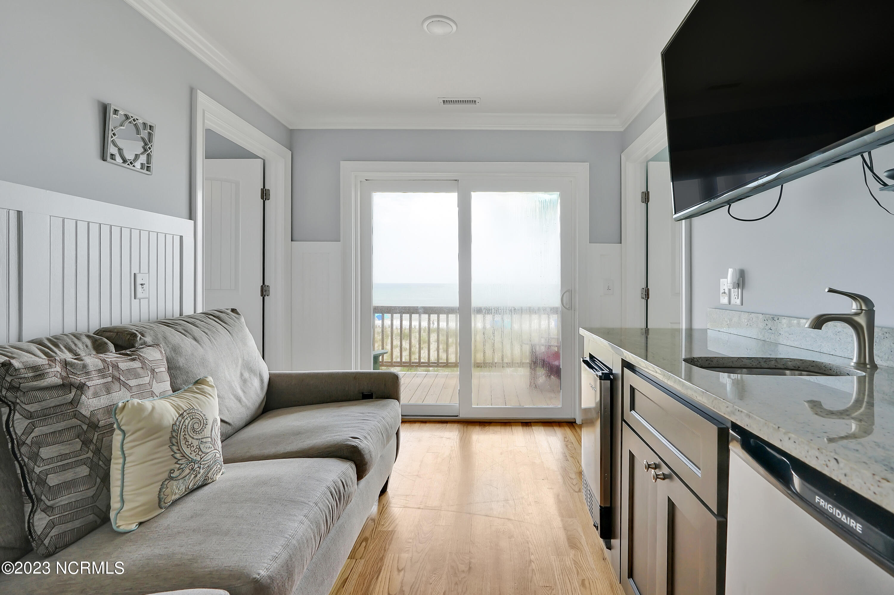 100558730 | Photo 47