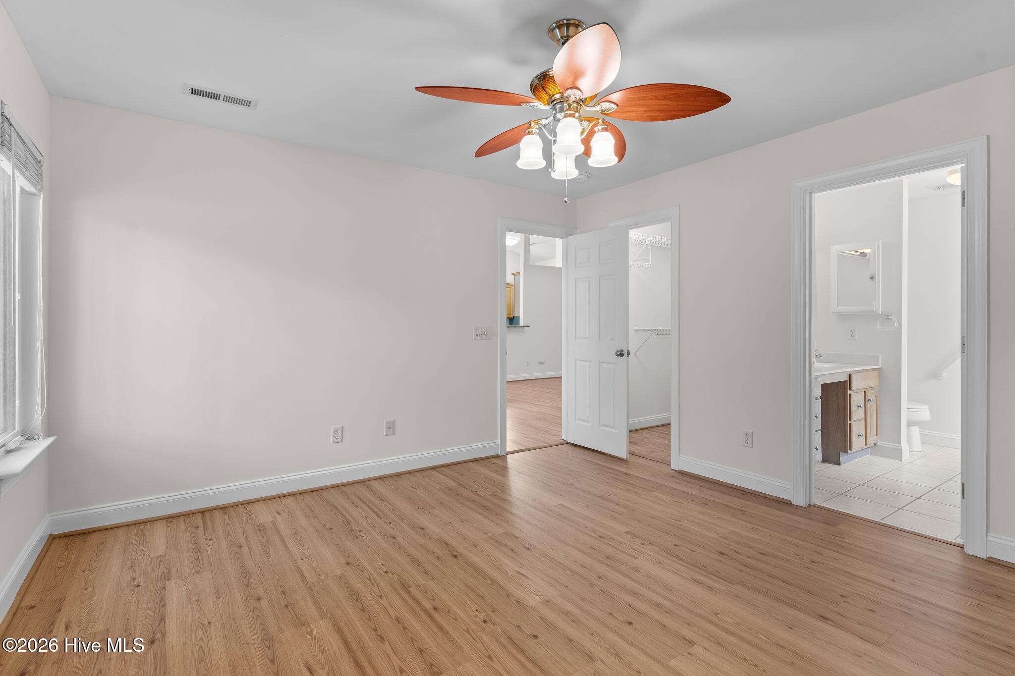 100549598 | Photo 23