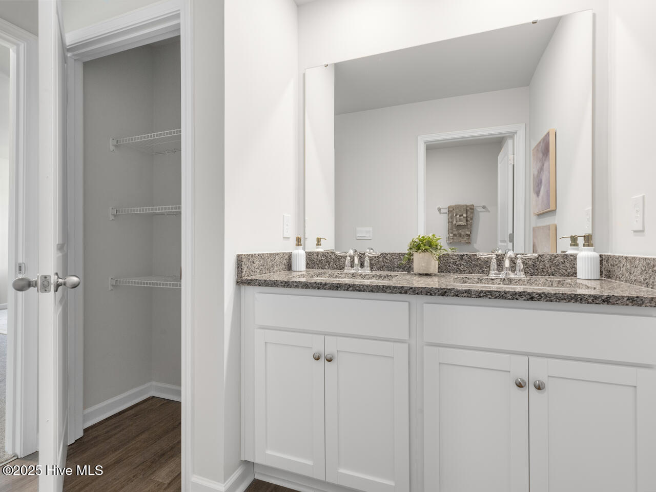 100561611 | Photo 47