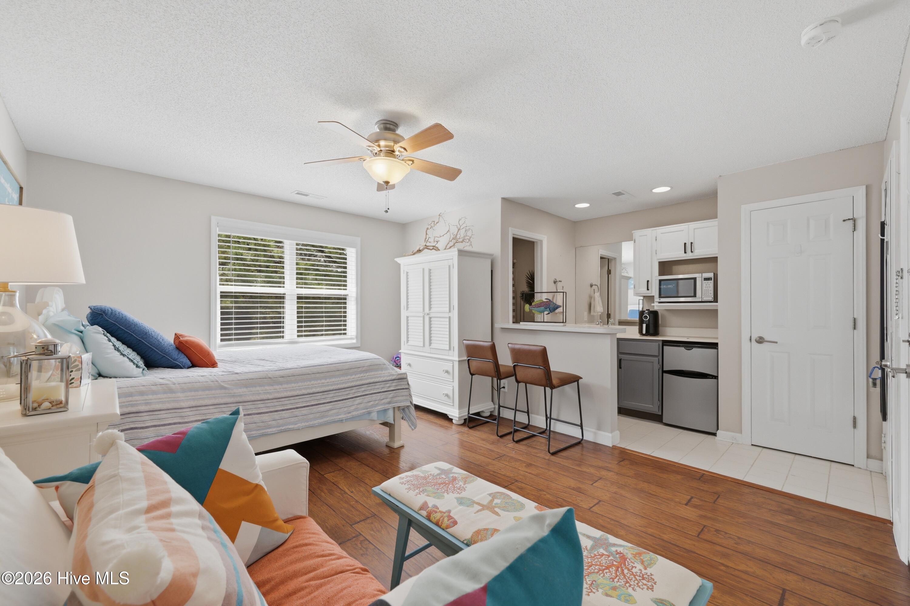 100561608 | Photo 23