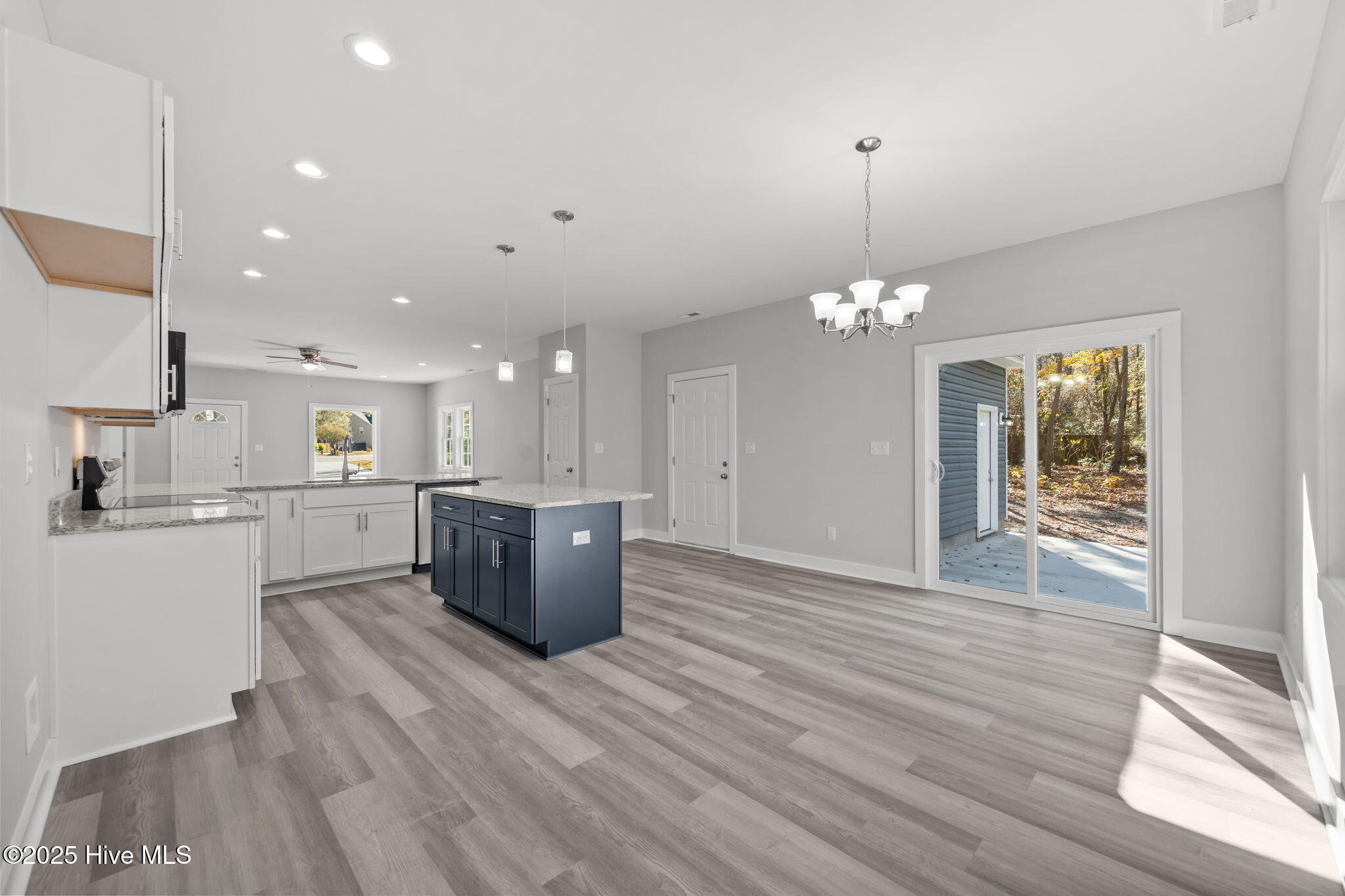 100542869 | Photo 12