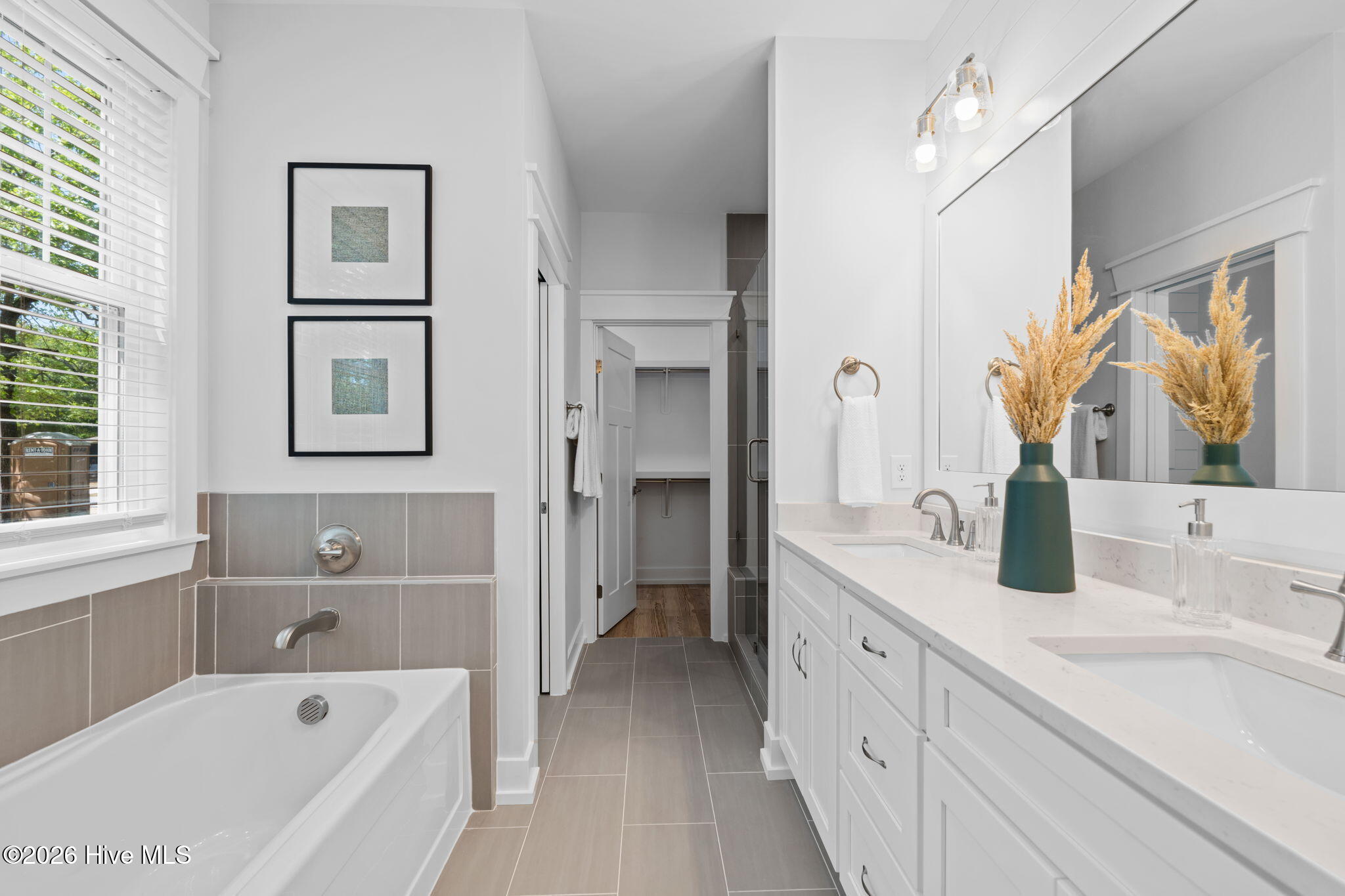 100546665 | Photo 52