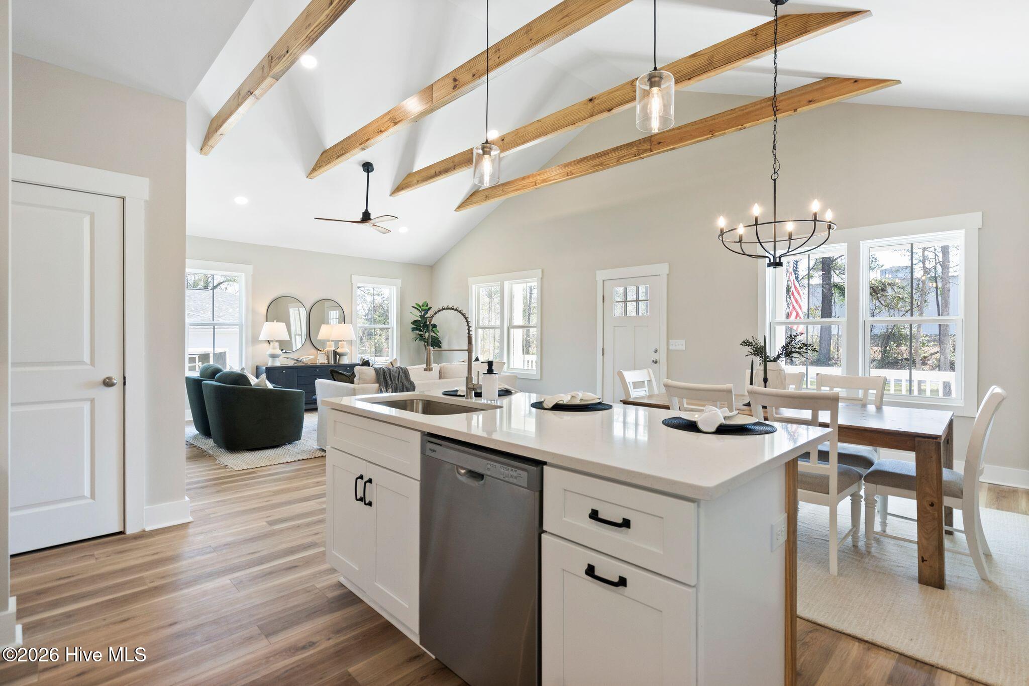 100558463 | Photo 24