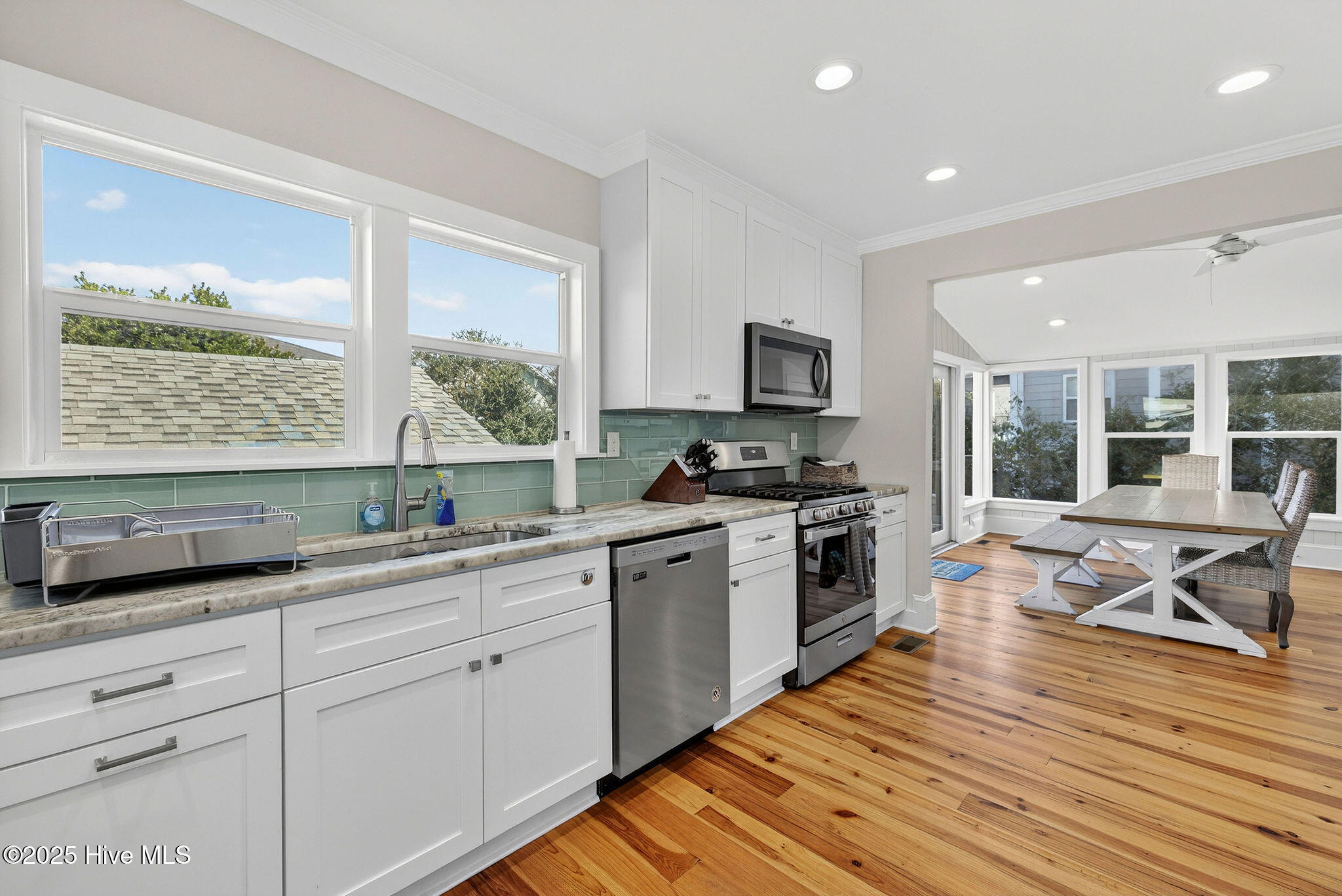 100543677 | Photo 24