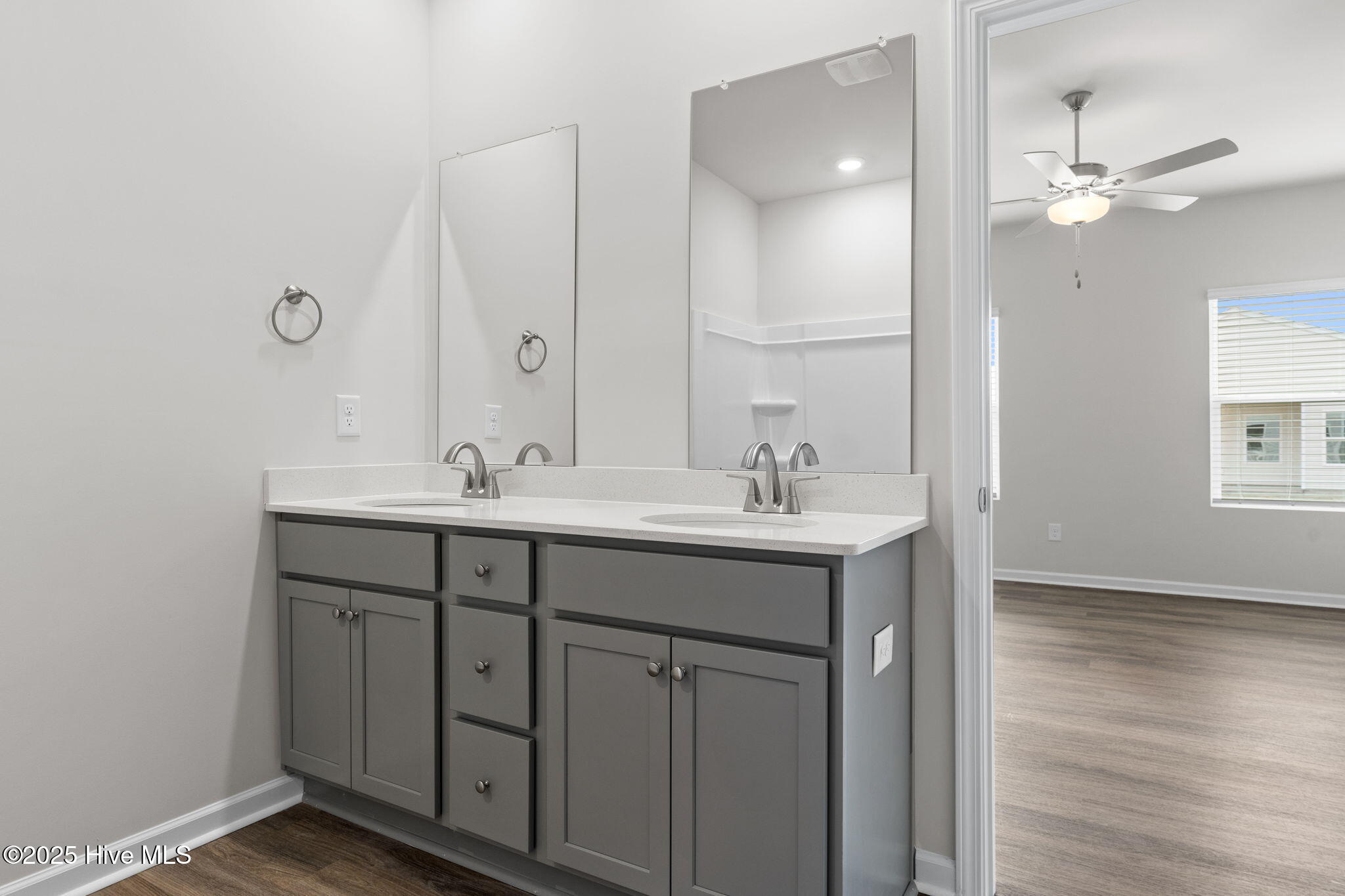 100565798 | Photo 25