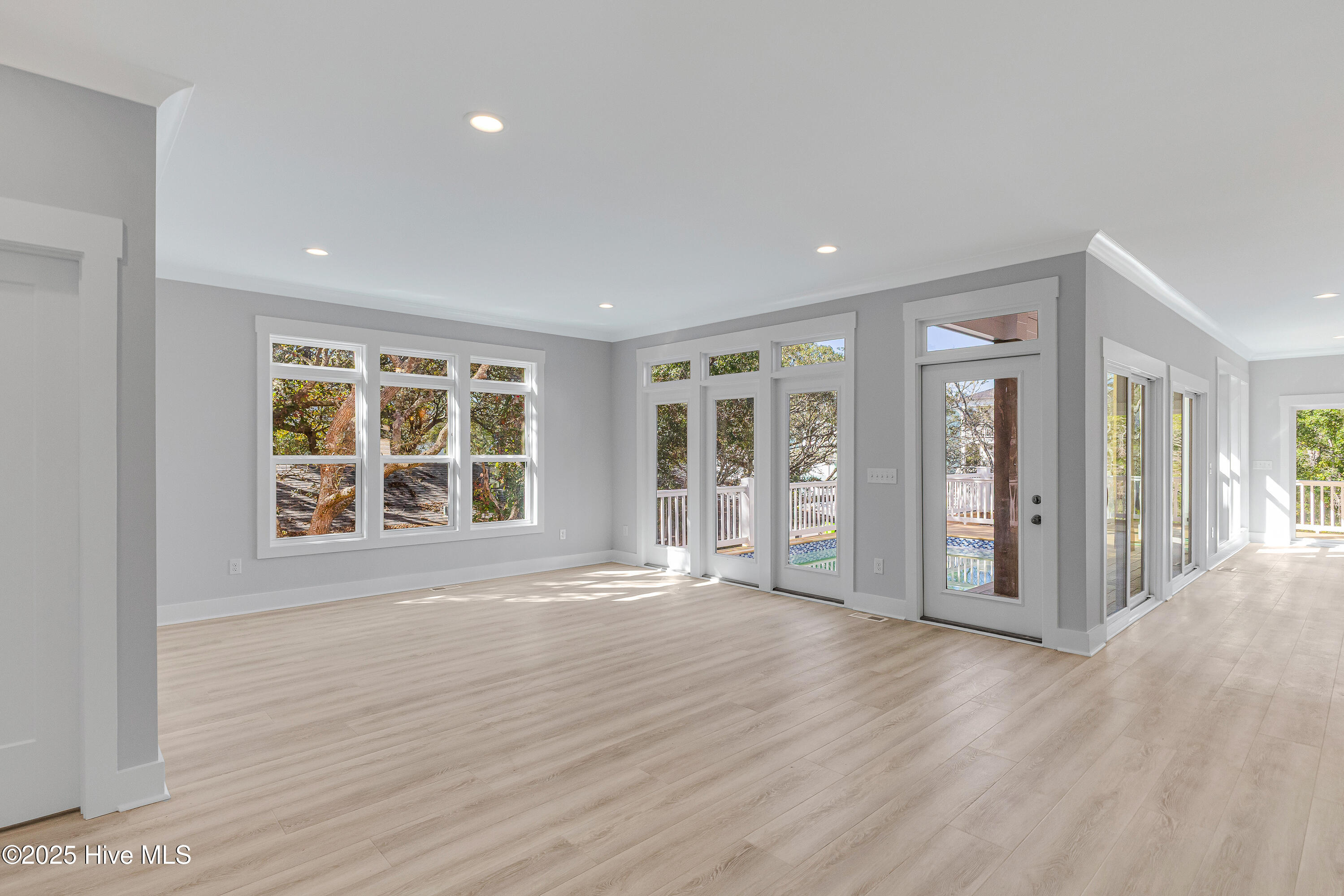 100535613 | Photo 16