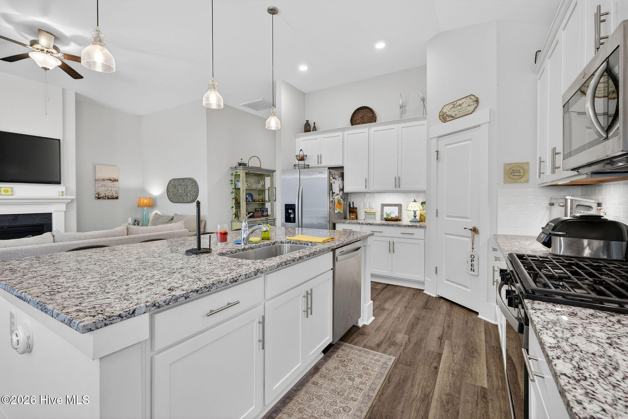 100563457 | Photo 25