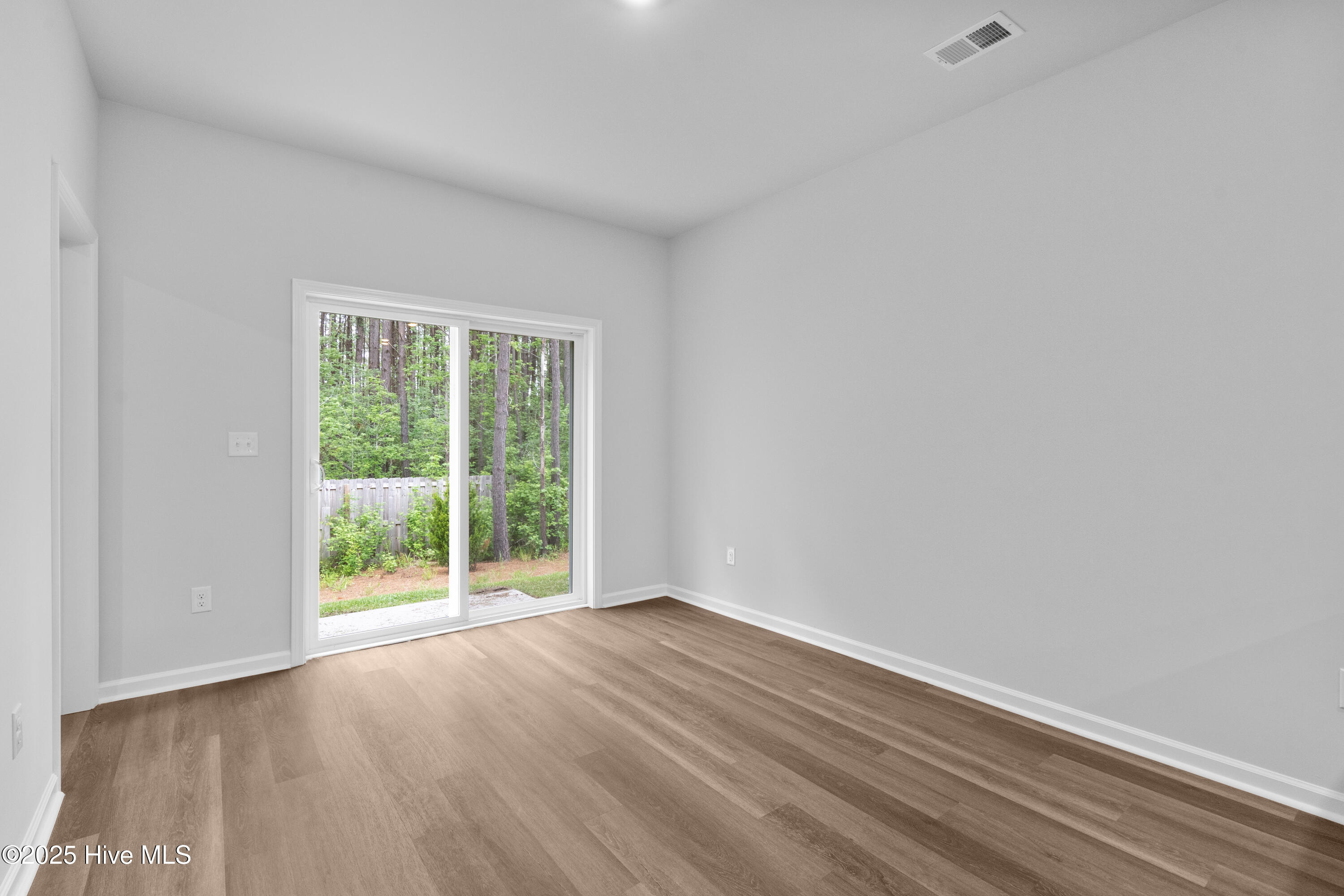 100511298 | Photo 13