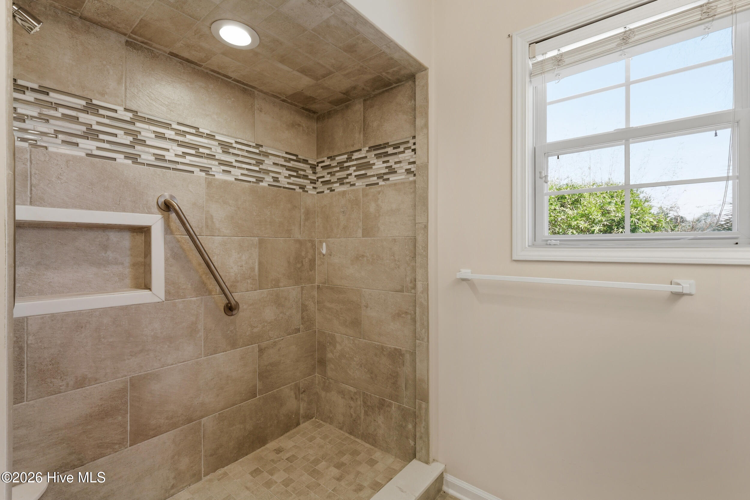 100511628 | Photo 29