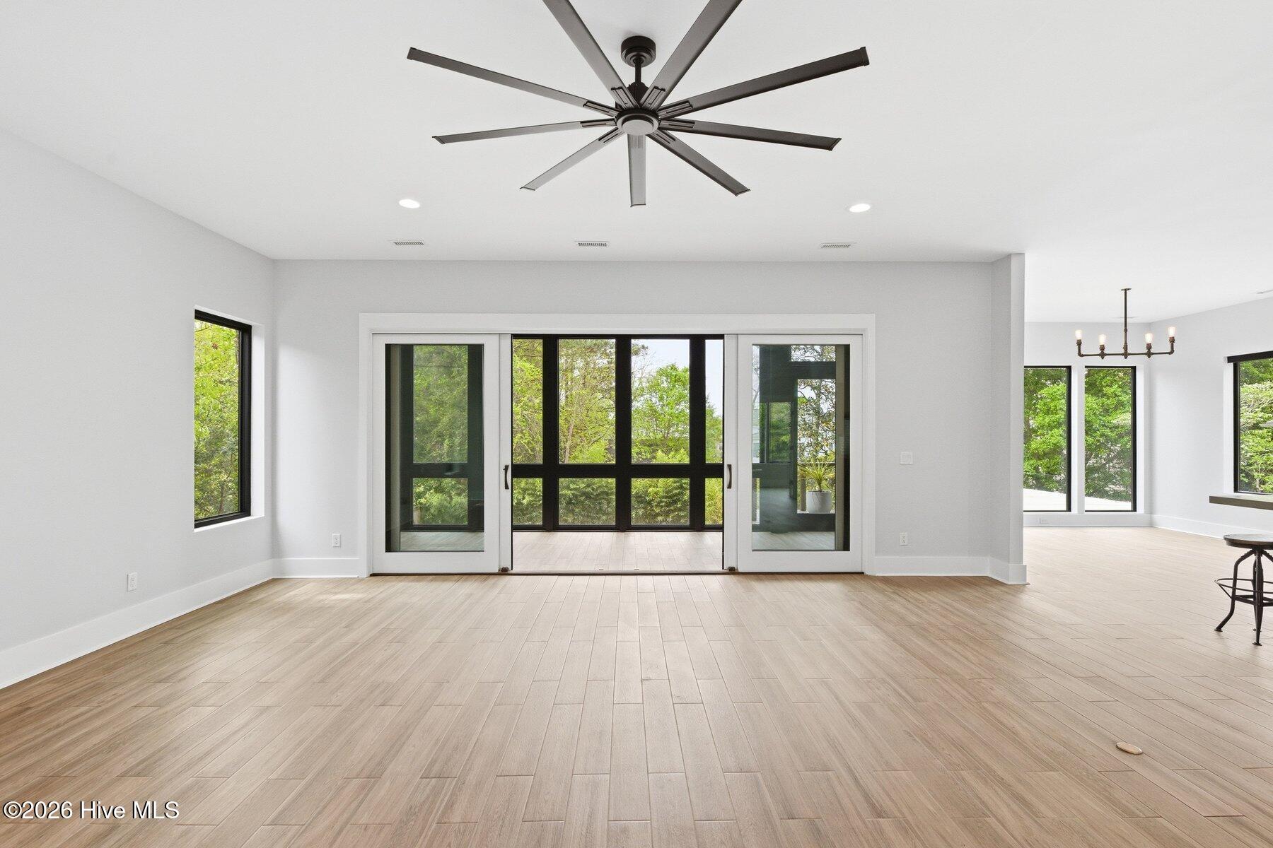 100566694 | Photo 19