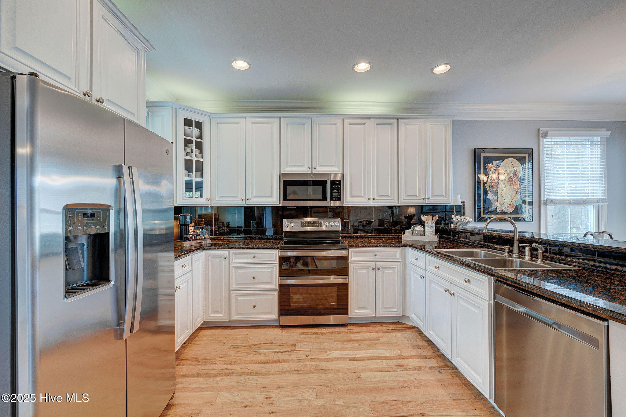 100533949 | Photo 11